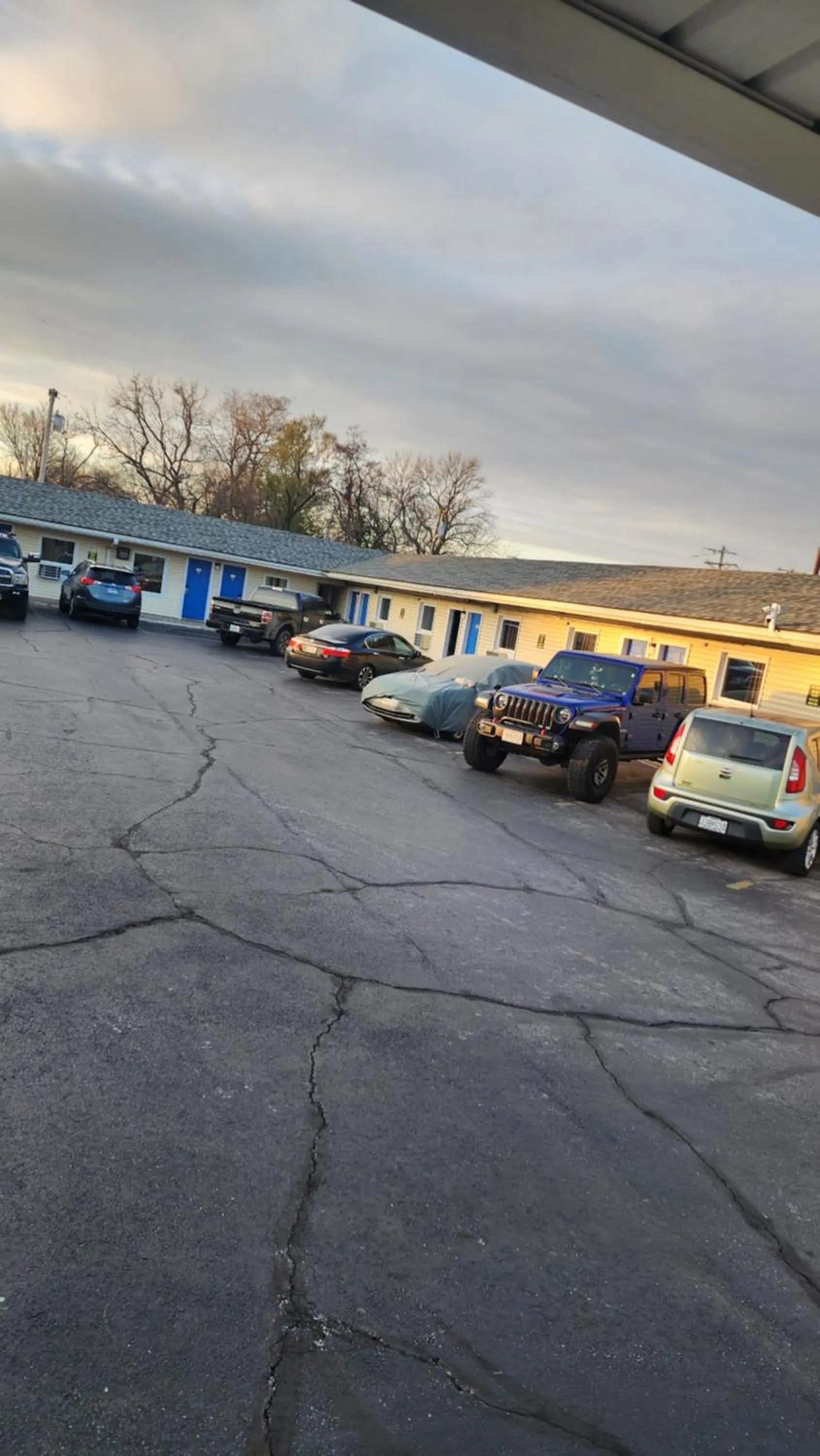 Parking in Plaza Motel