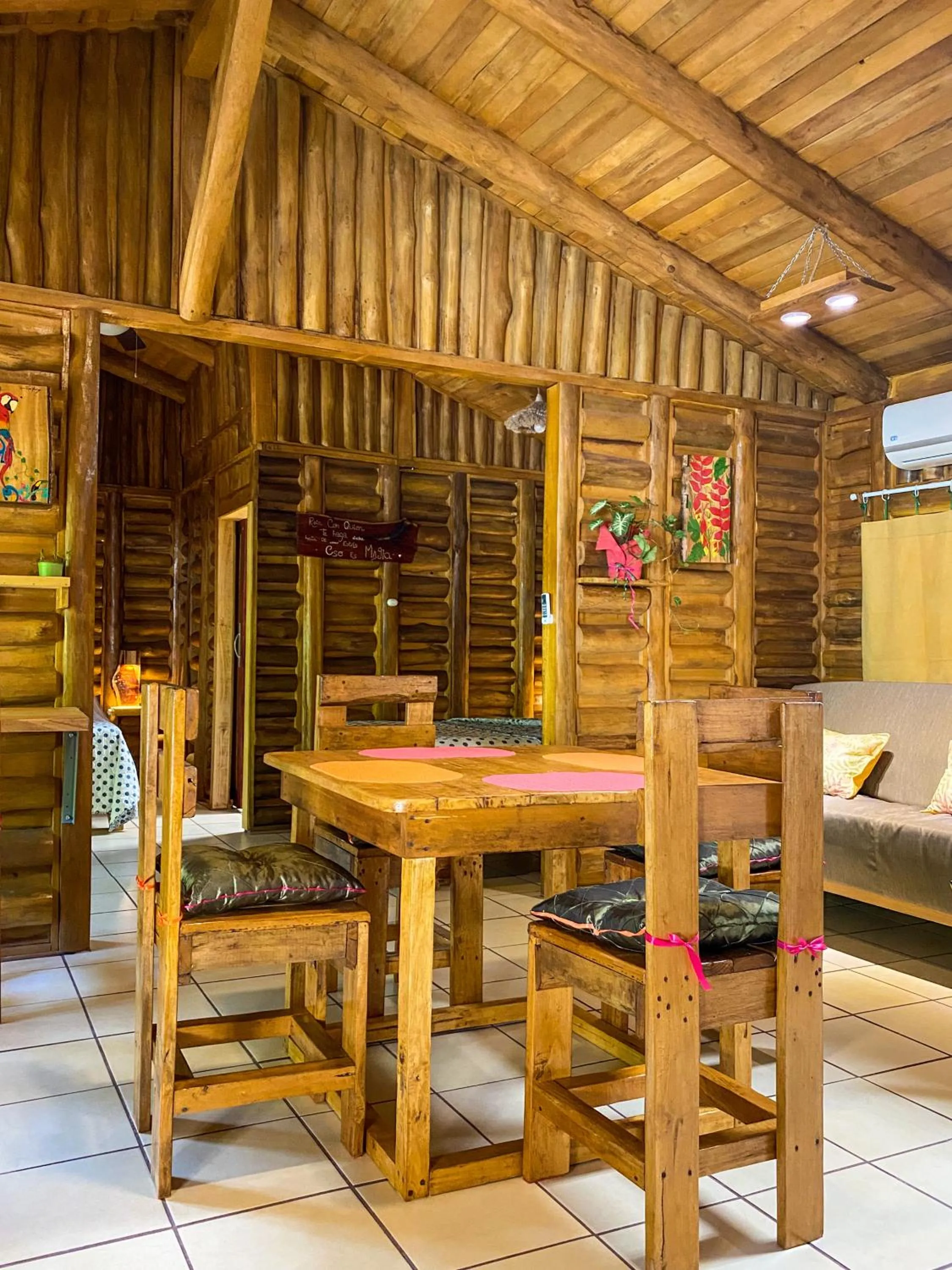 Dining area in Cabañas Lamaite