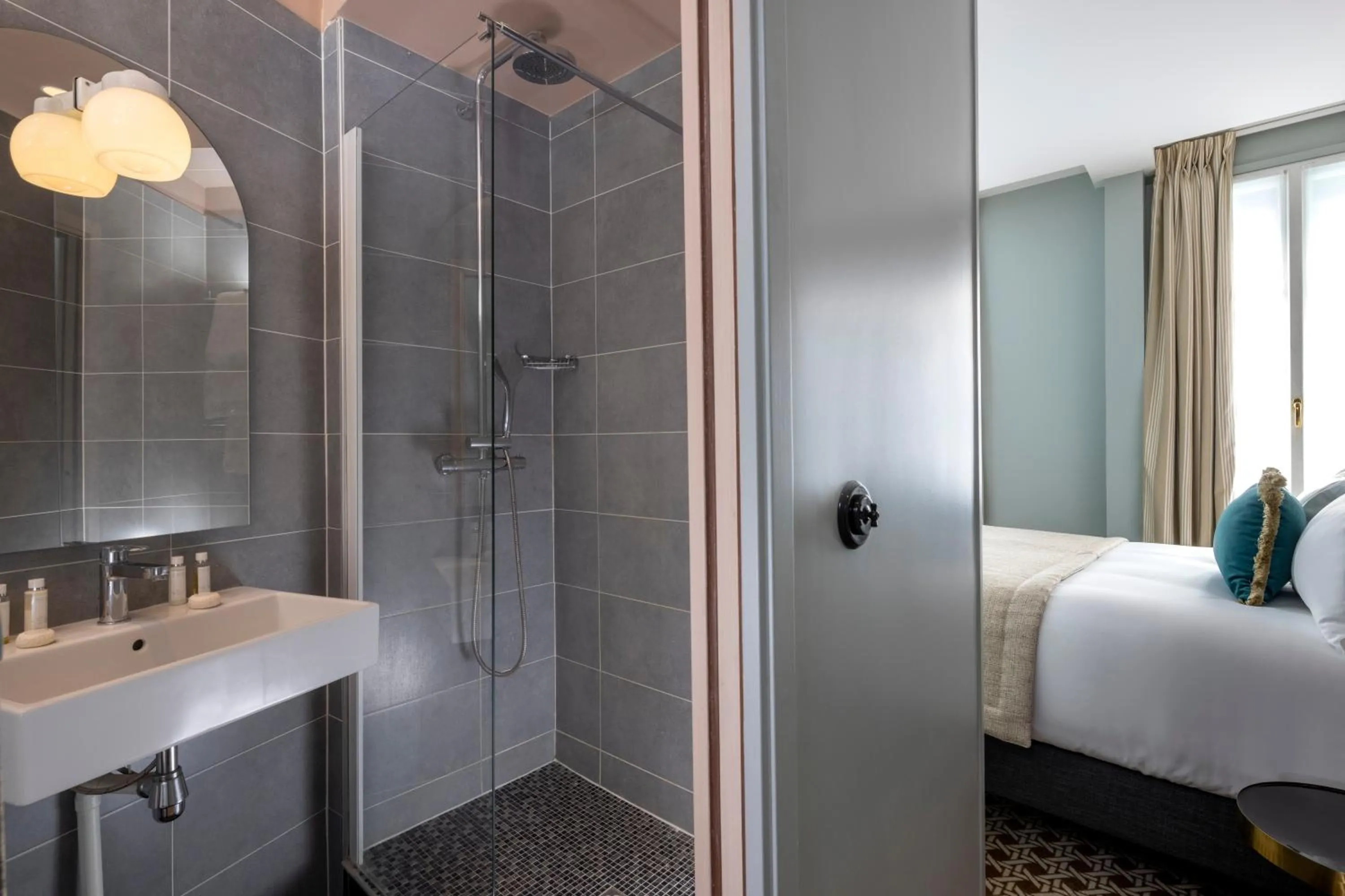 Bathroom, Bed in Hôtel Fior d'Aliza