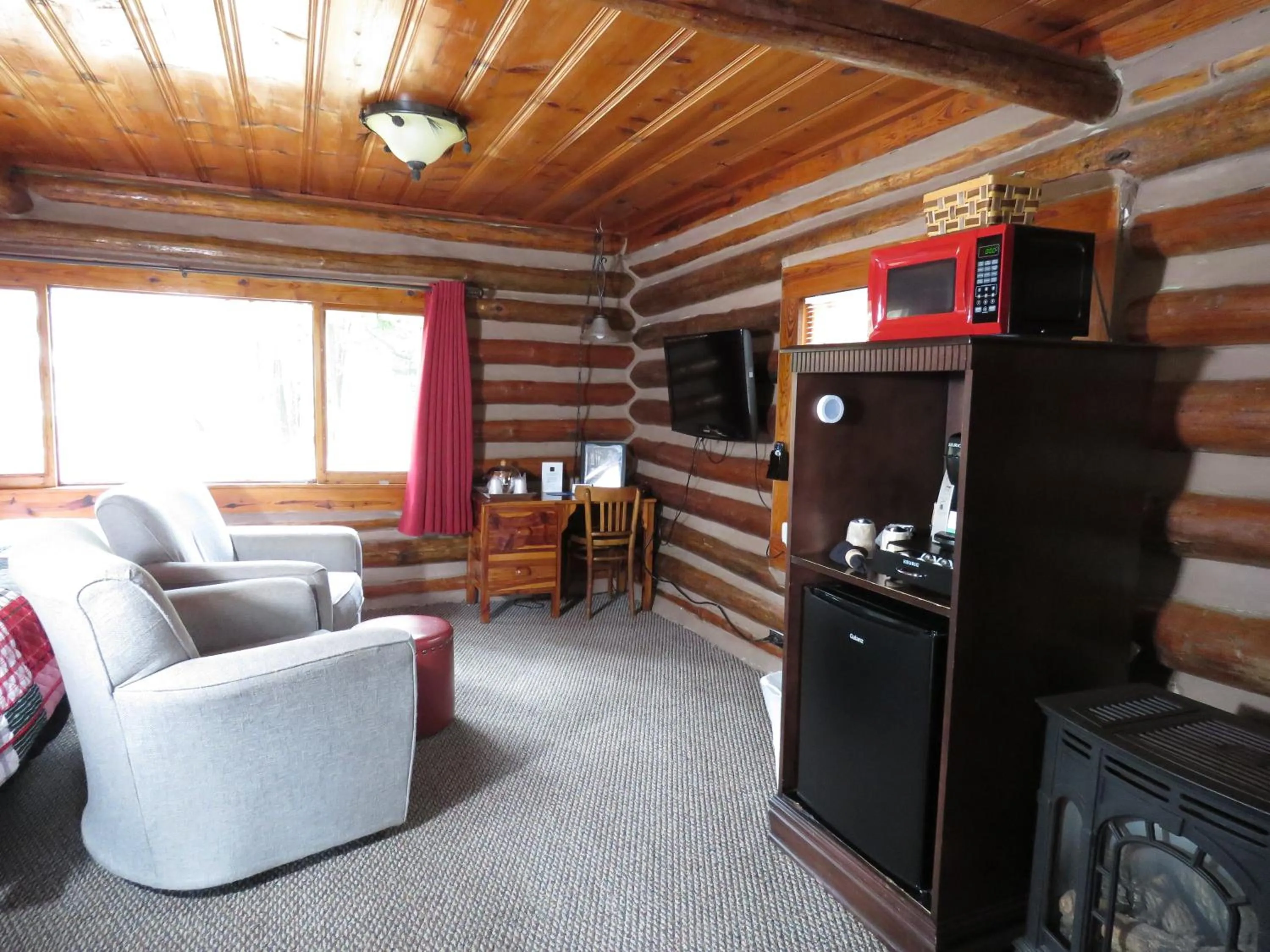 Seating area in Tall Pines Inn