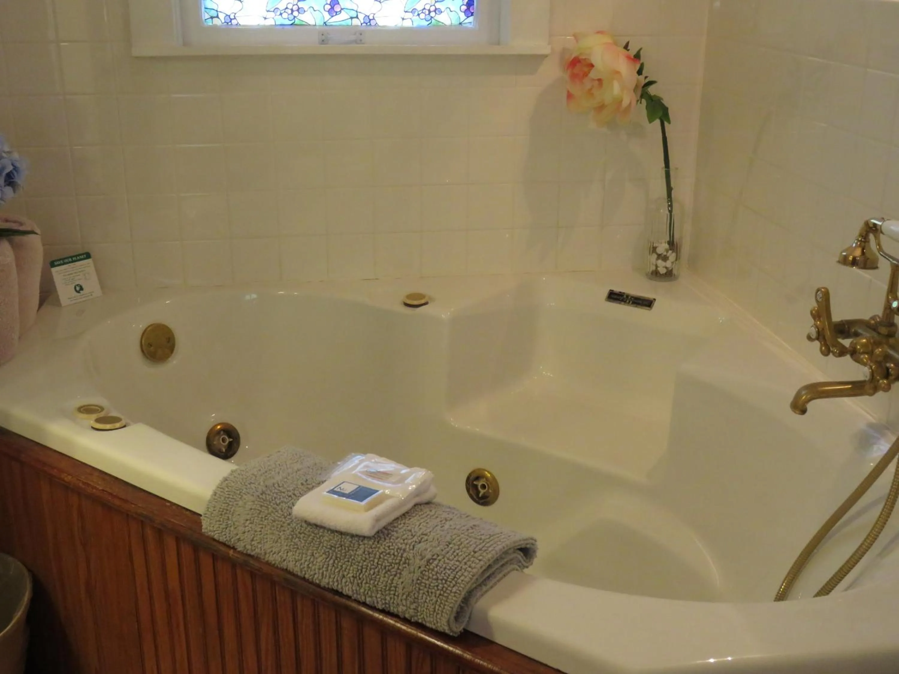 Hot Tub in Tall Pines Inn