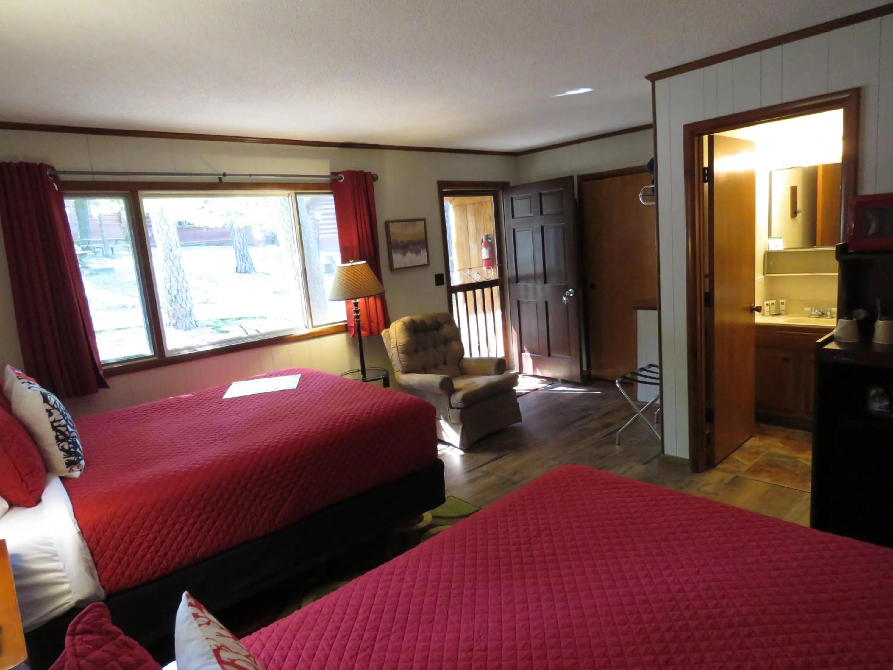 Photo of the whole room in Tall Pines Inn