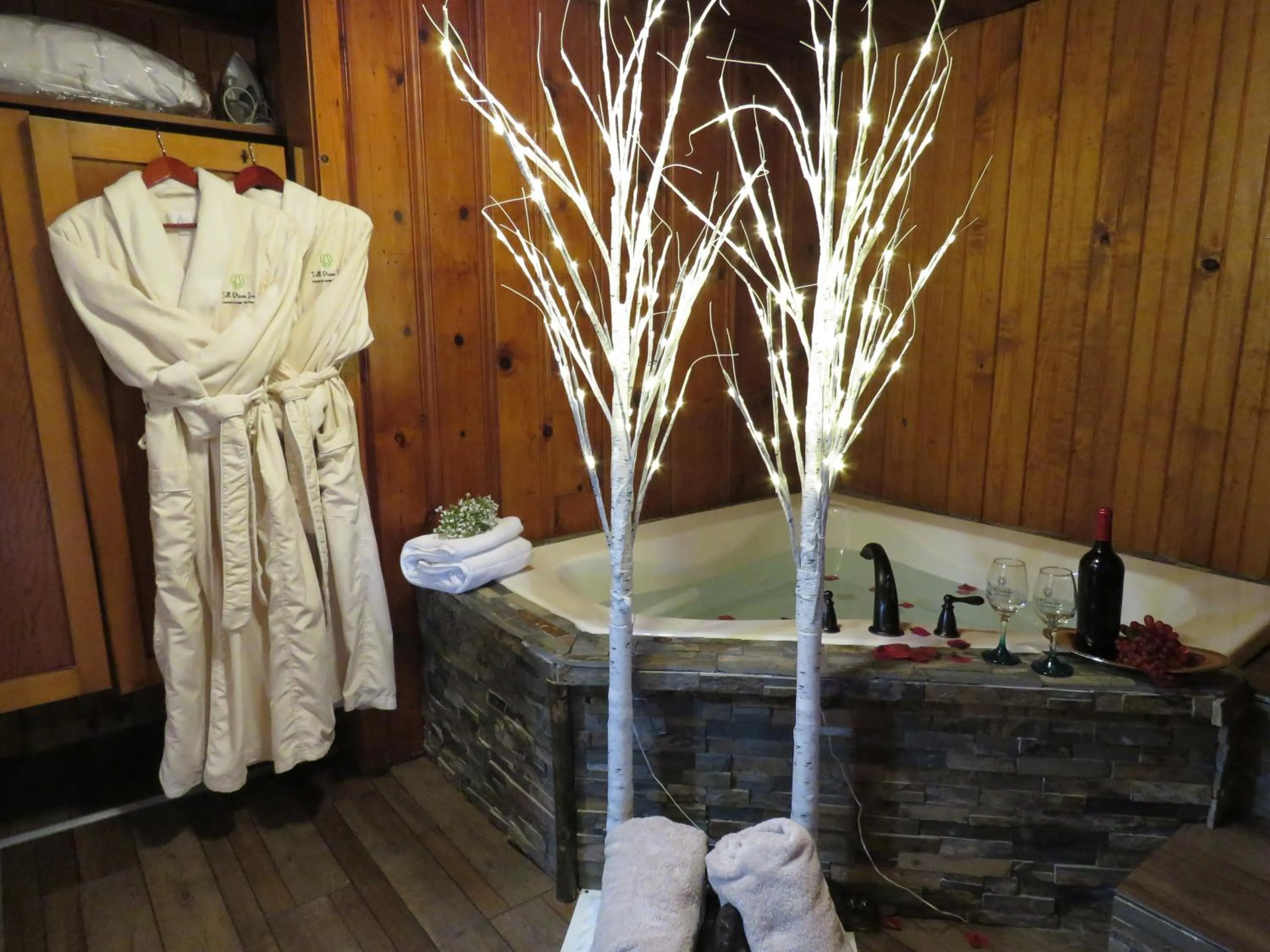 Hot Tub in Tall Pines Inn