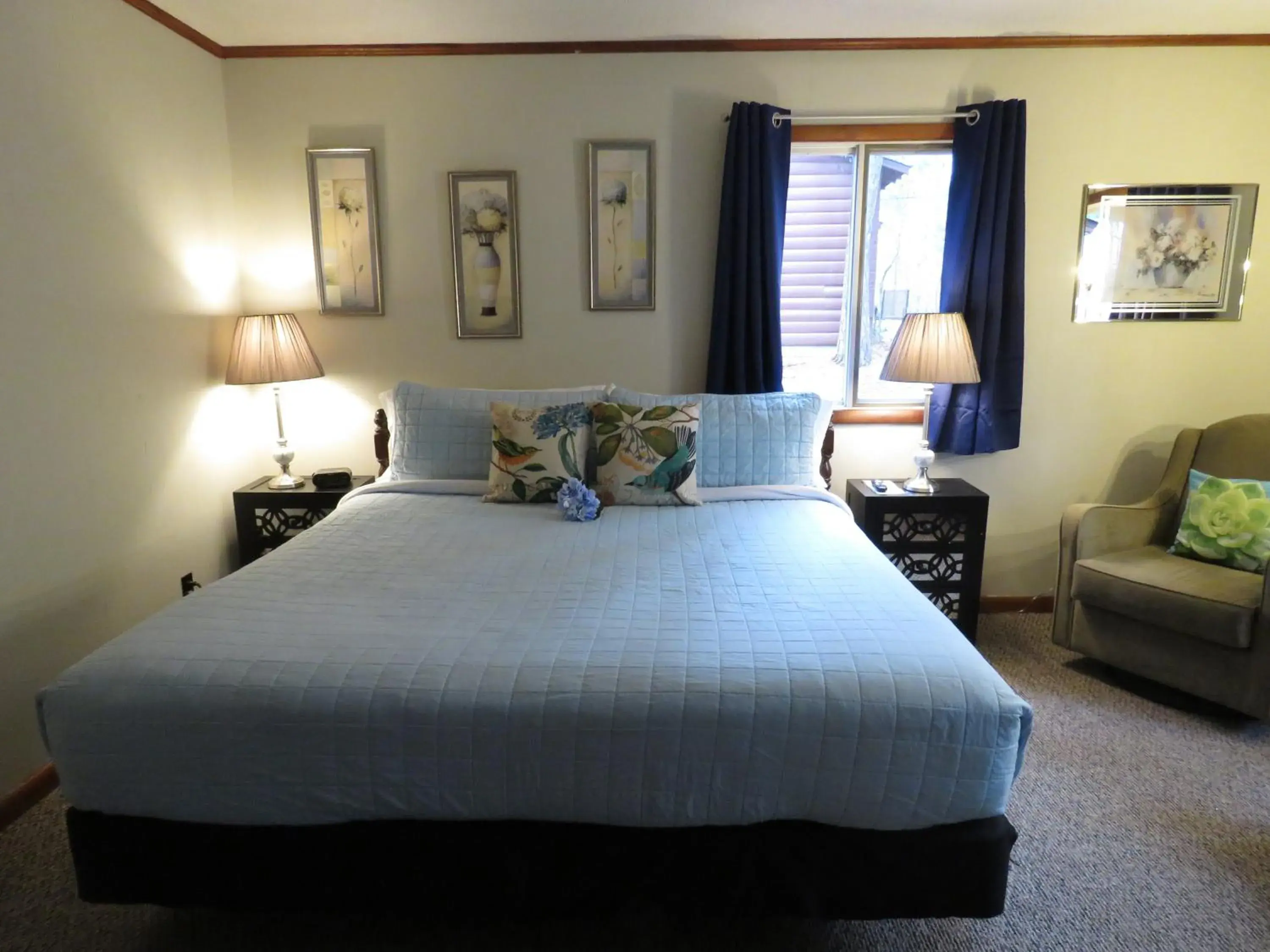 Deluxe Double Room with Bath in Tall Pines Inn Deluxe Double Room with Bath in Tall Pines Inn