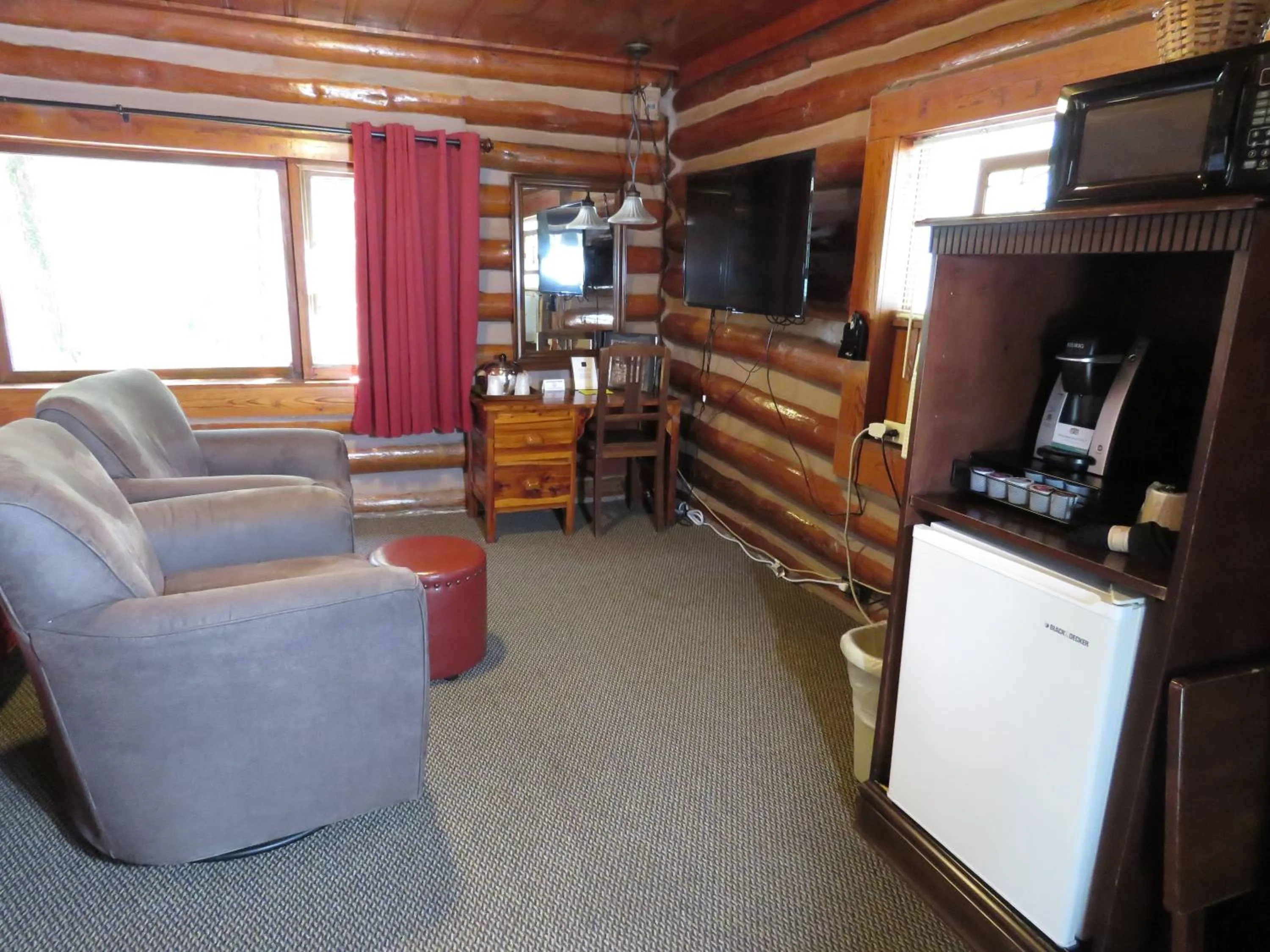 Living room in Tall Pines Inn