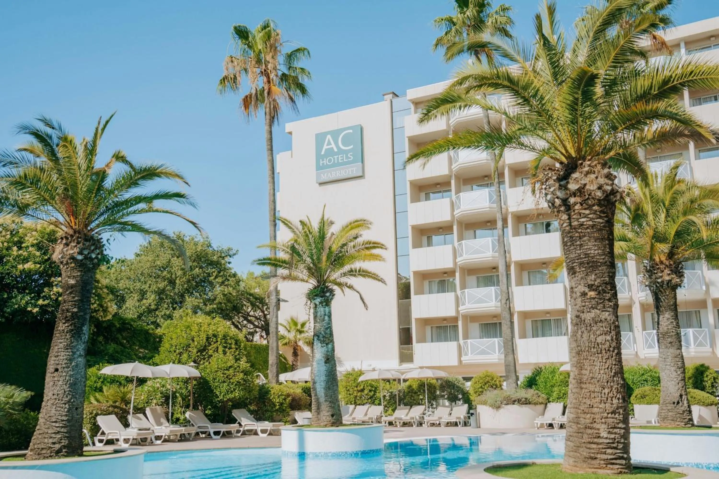 Swimming pool in AC Hotel by Marriott Ambassadeur Antibes - Juan Les Pins