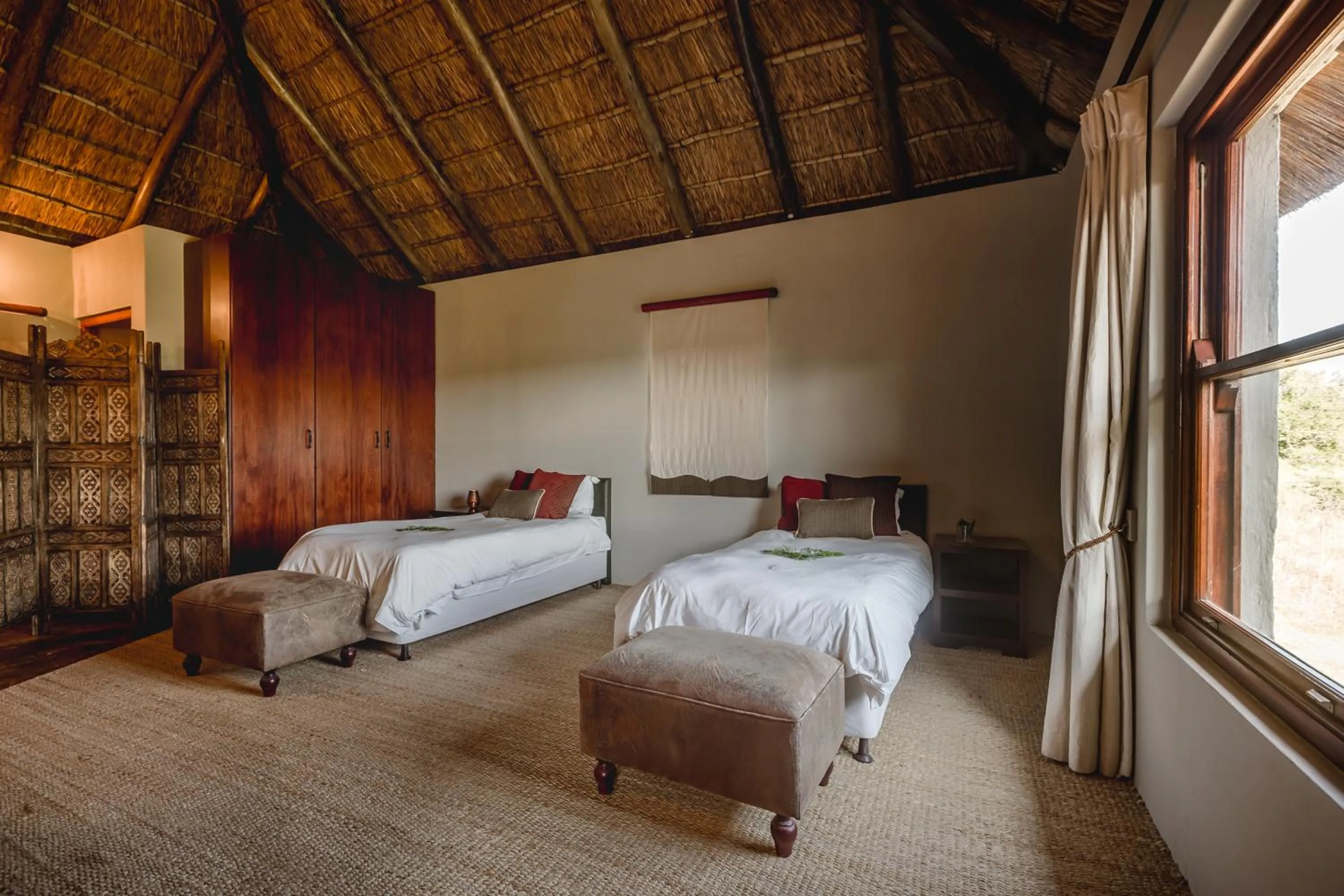 Photo of the whole room, Bed in Hlosi Game Lodge - Amakhala Game Reserve