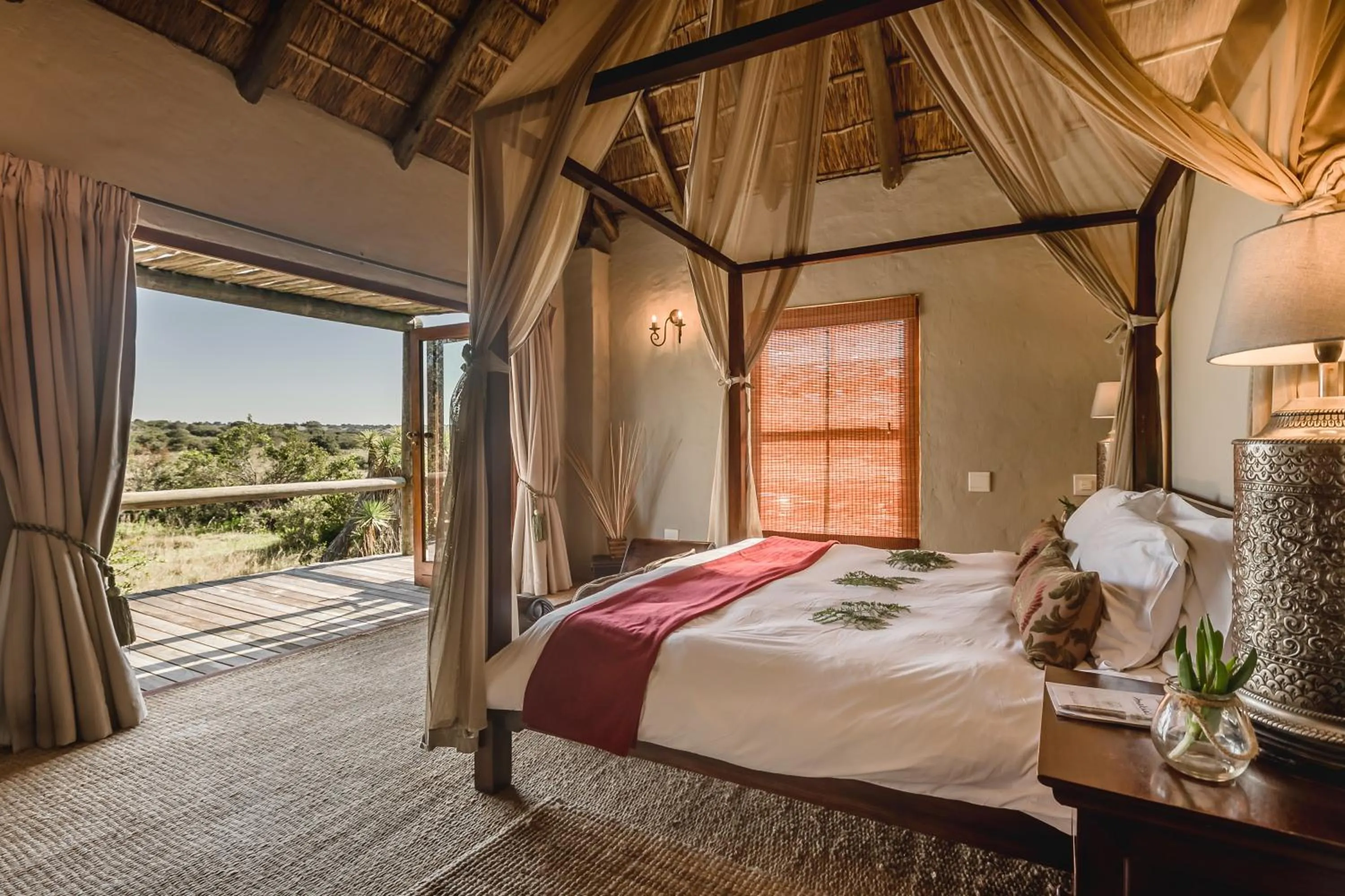 Photo of the whole room, Bed in Hlosi Game Lodge - Amakhala Game Reserve