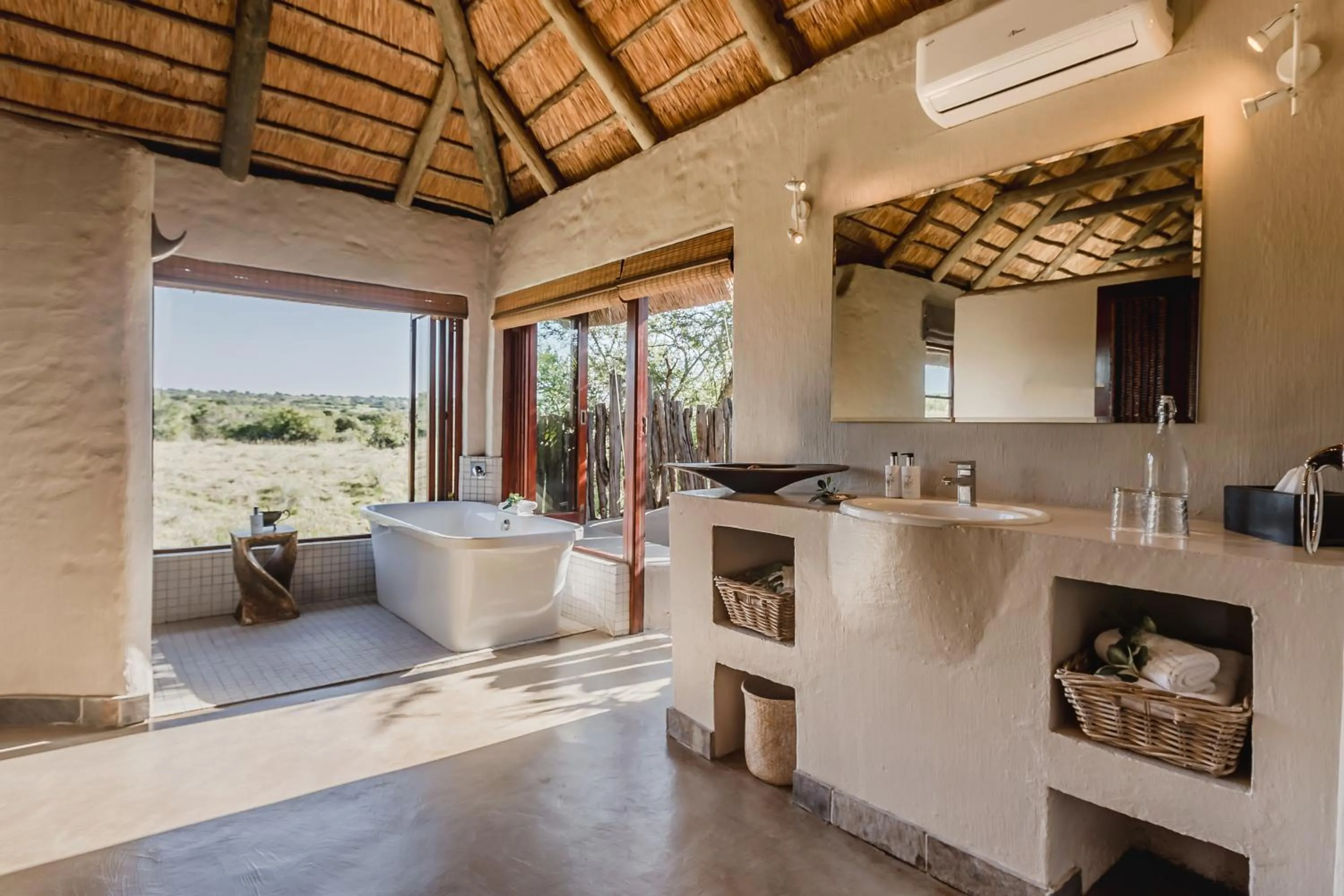 Bathroom in Hlosi Game Lodge - Amakhala Game Reserve