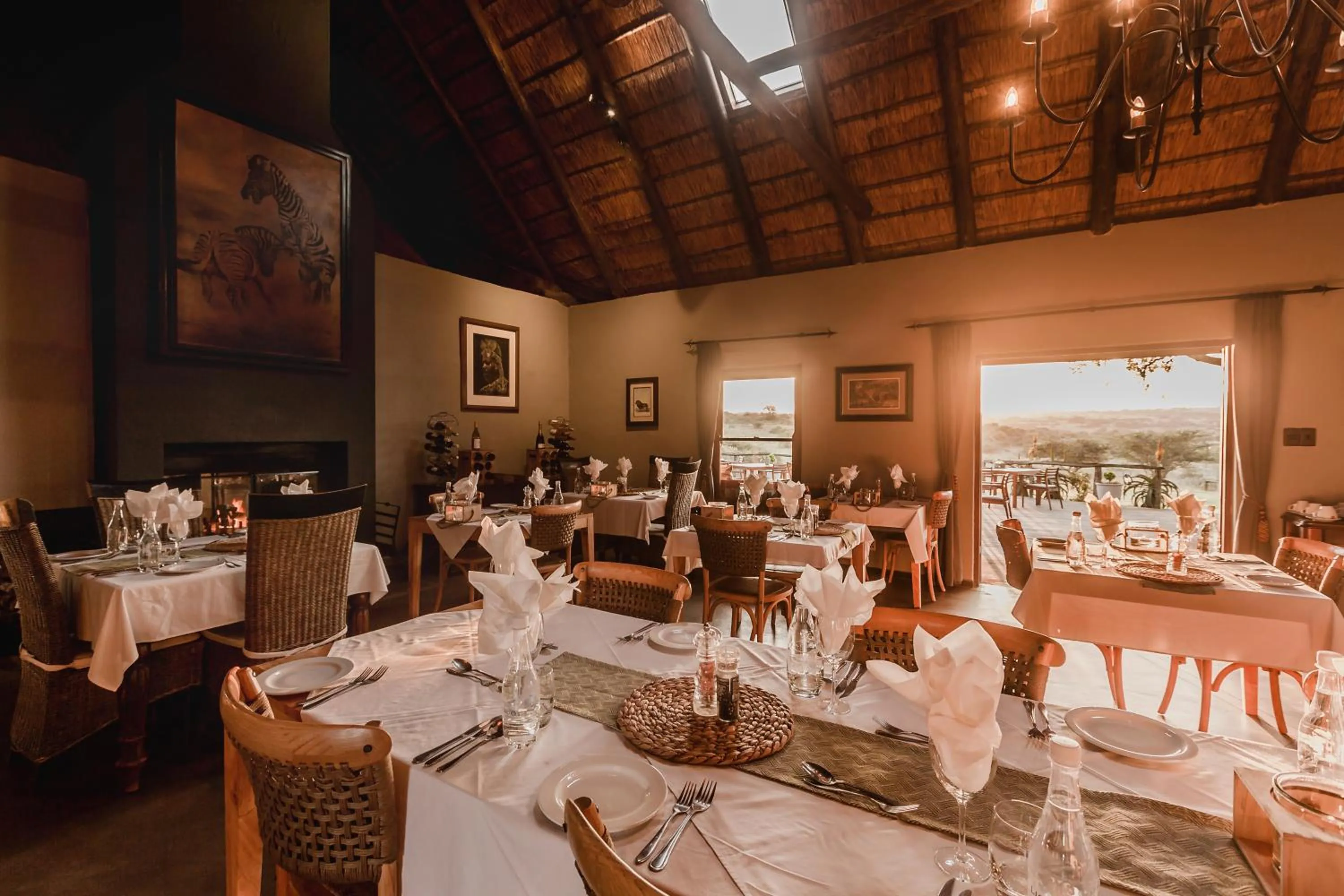 Restaurant/places to eat in Hlosi Game Lodge - Amakhala Game Reserve