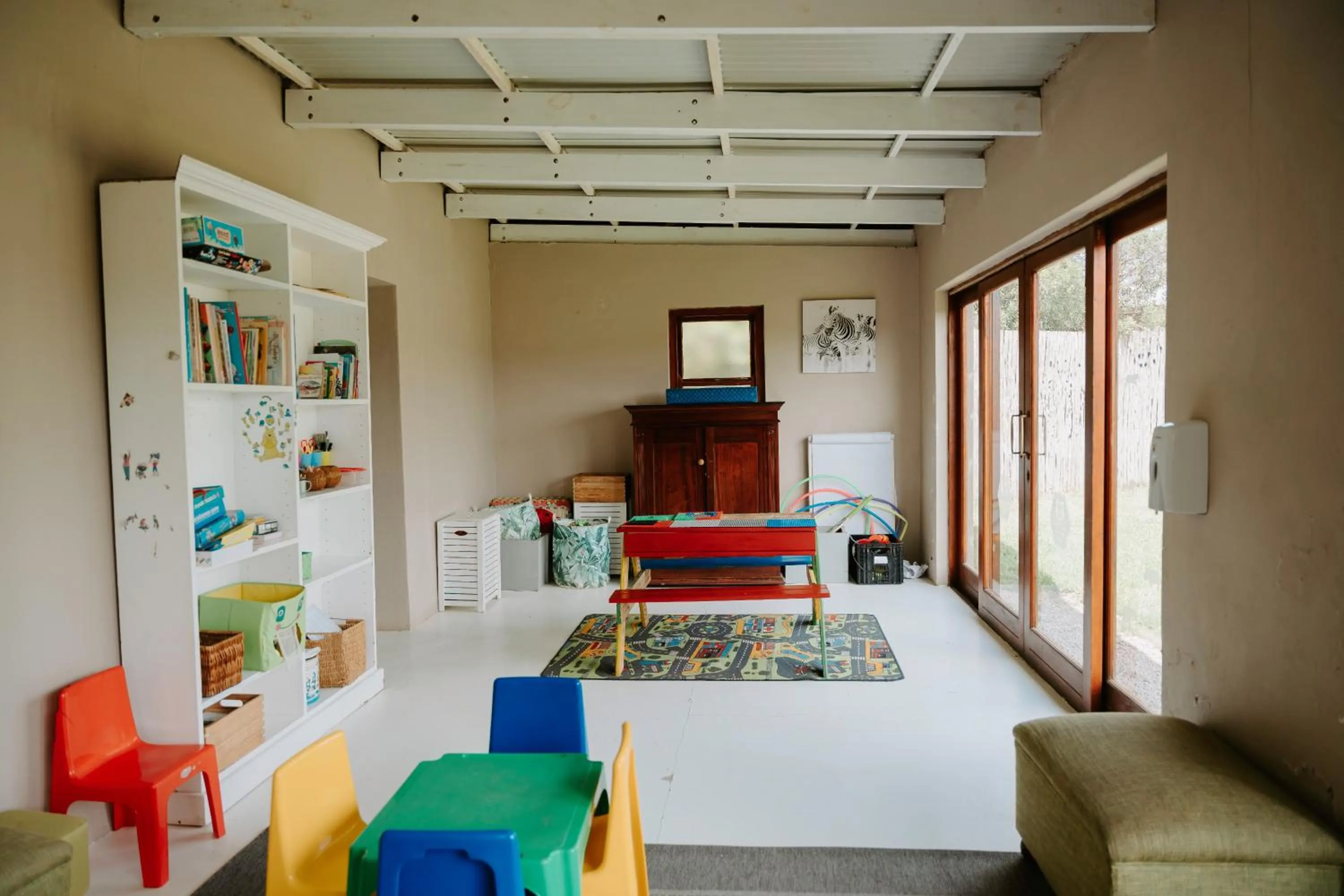 Photo of the whole room, Bed in Hlosi Game Lodge - Amakhala Game Reserve