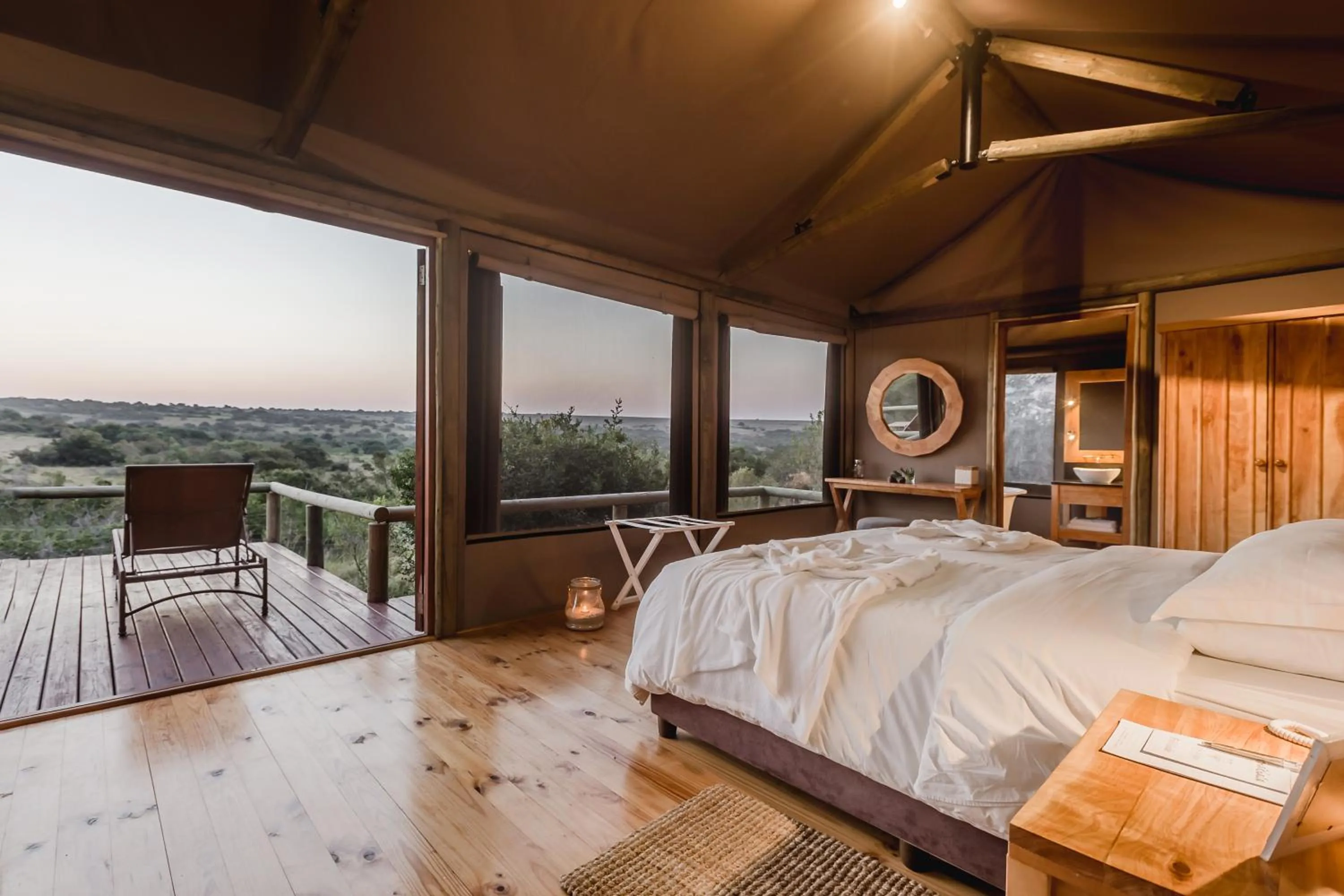 Natural landscape, Bed in Hlosi Game Lodge - Amakhala Game Reserve