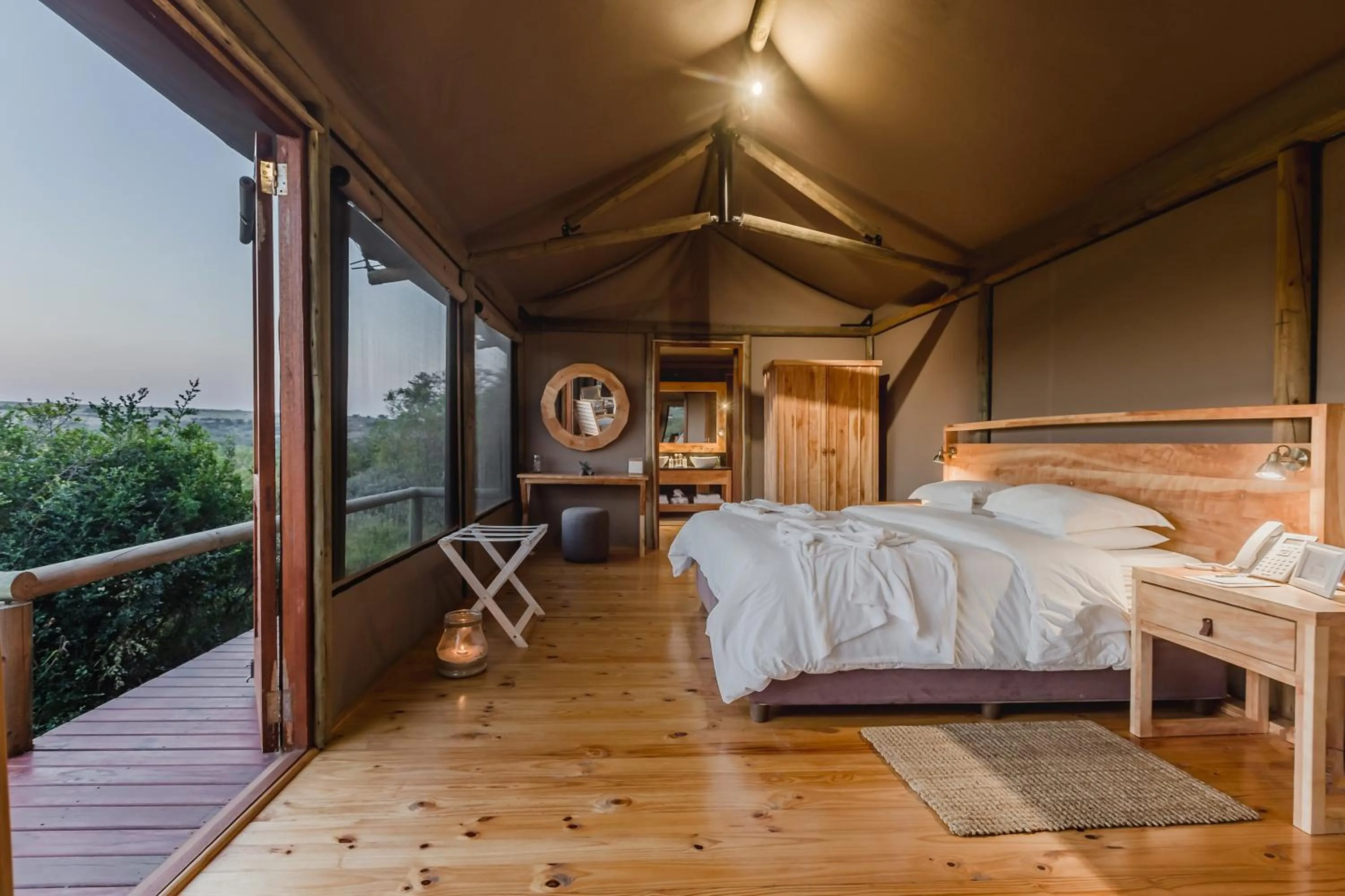 Photo of the whole room, Bed in Hlosi Game Lodge - Amakhala Game Reserve