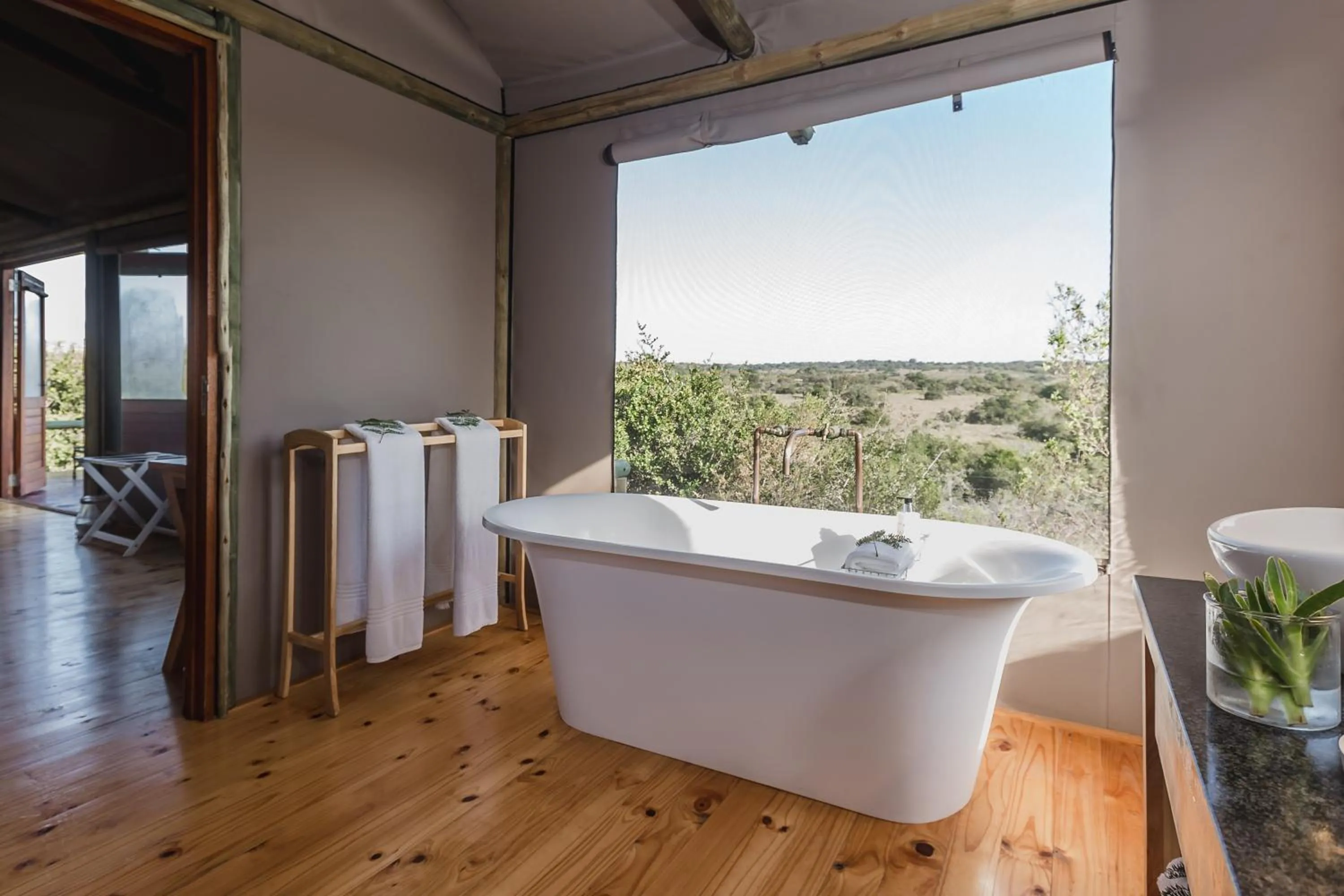 Bathroom in Hlosi Game Lodge - Amakhala Game Reserve