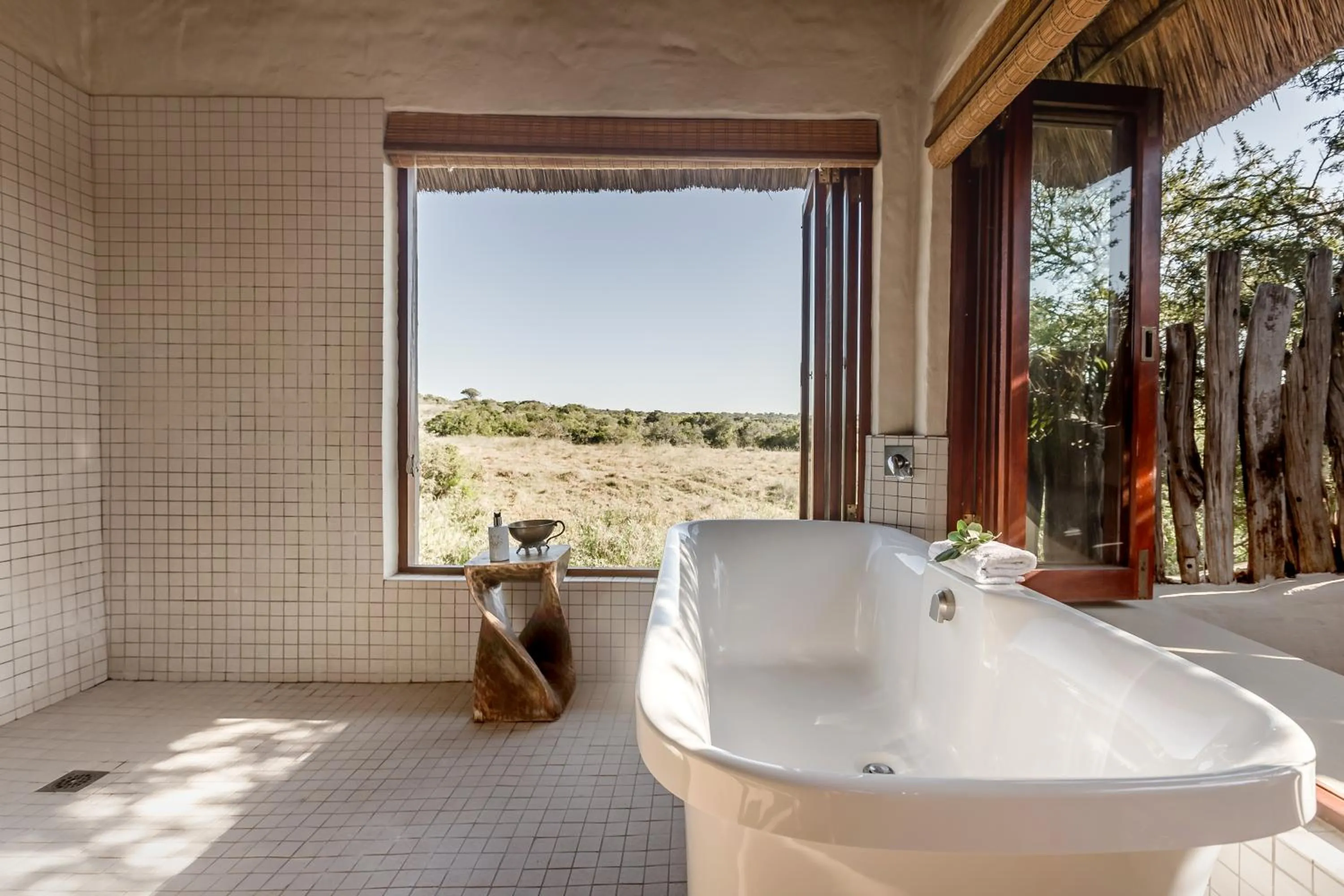 Bathroom in Hlosi Game Lodge - Amakhala Game Reserve