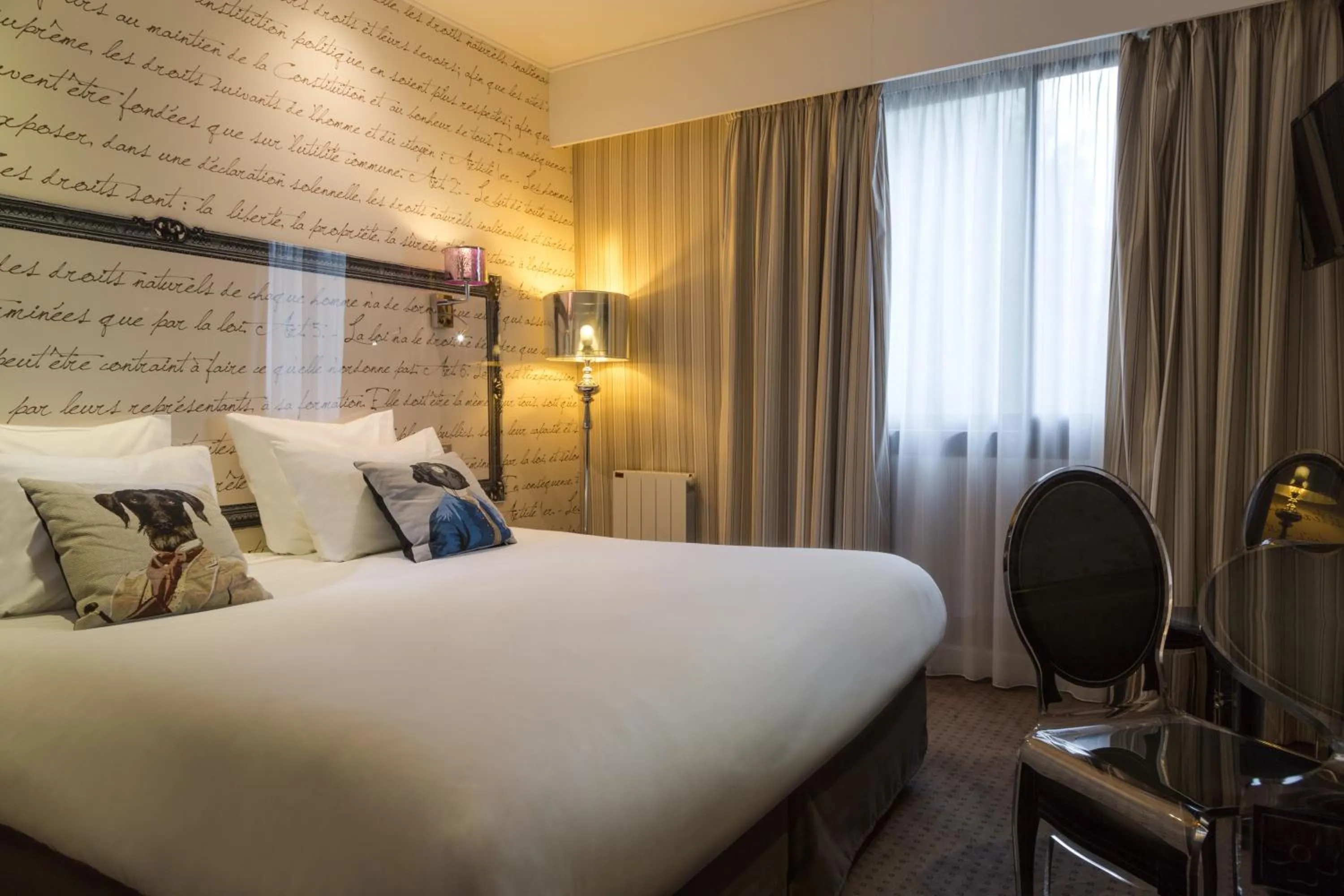 Photo of the whole room, Bed in Qualys-Hotel Rueil La Defense