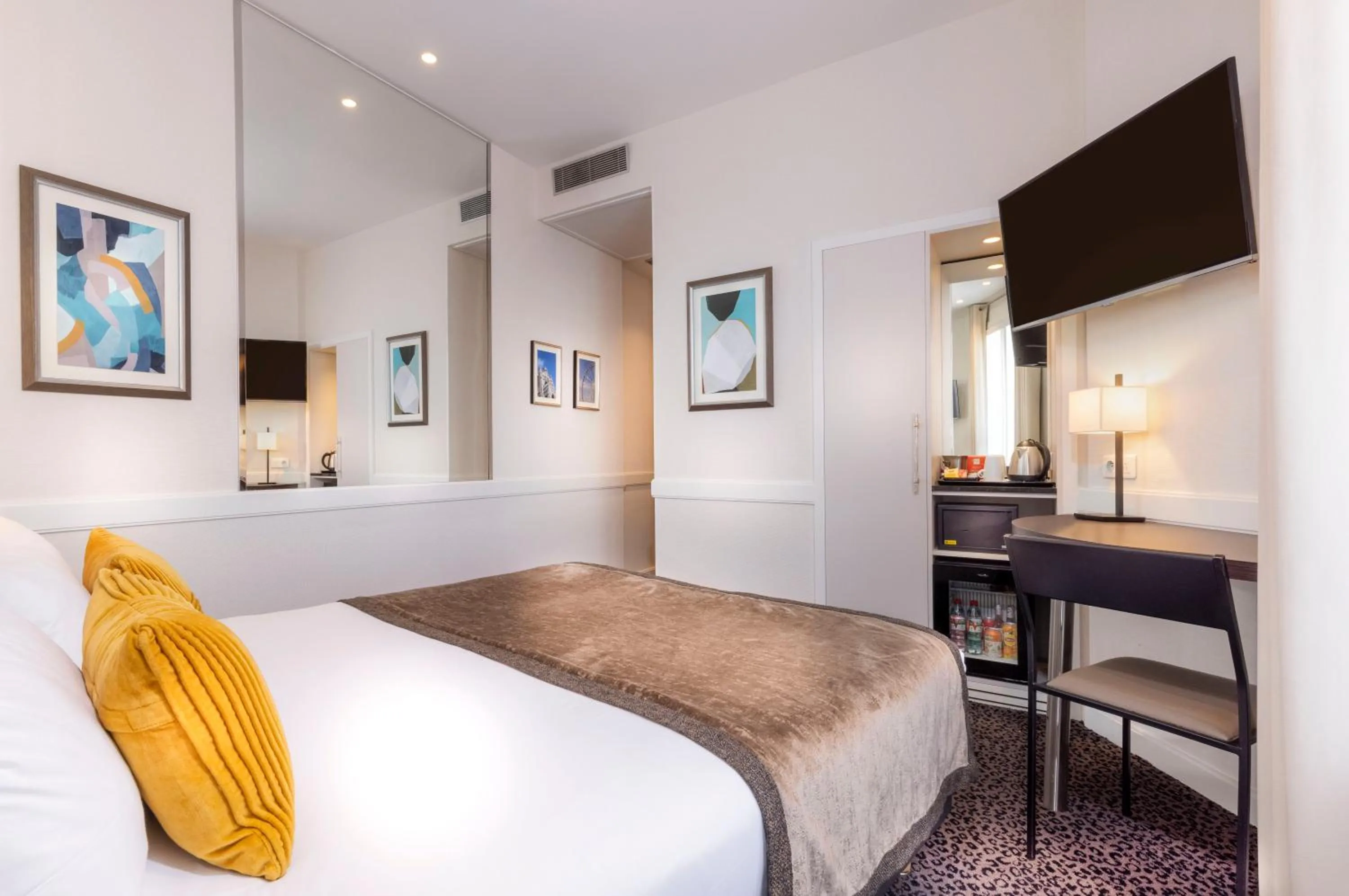 TV and multimedia, Bed in Elysées Ceramic