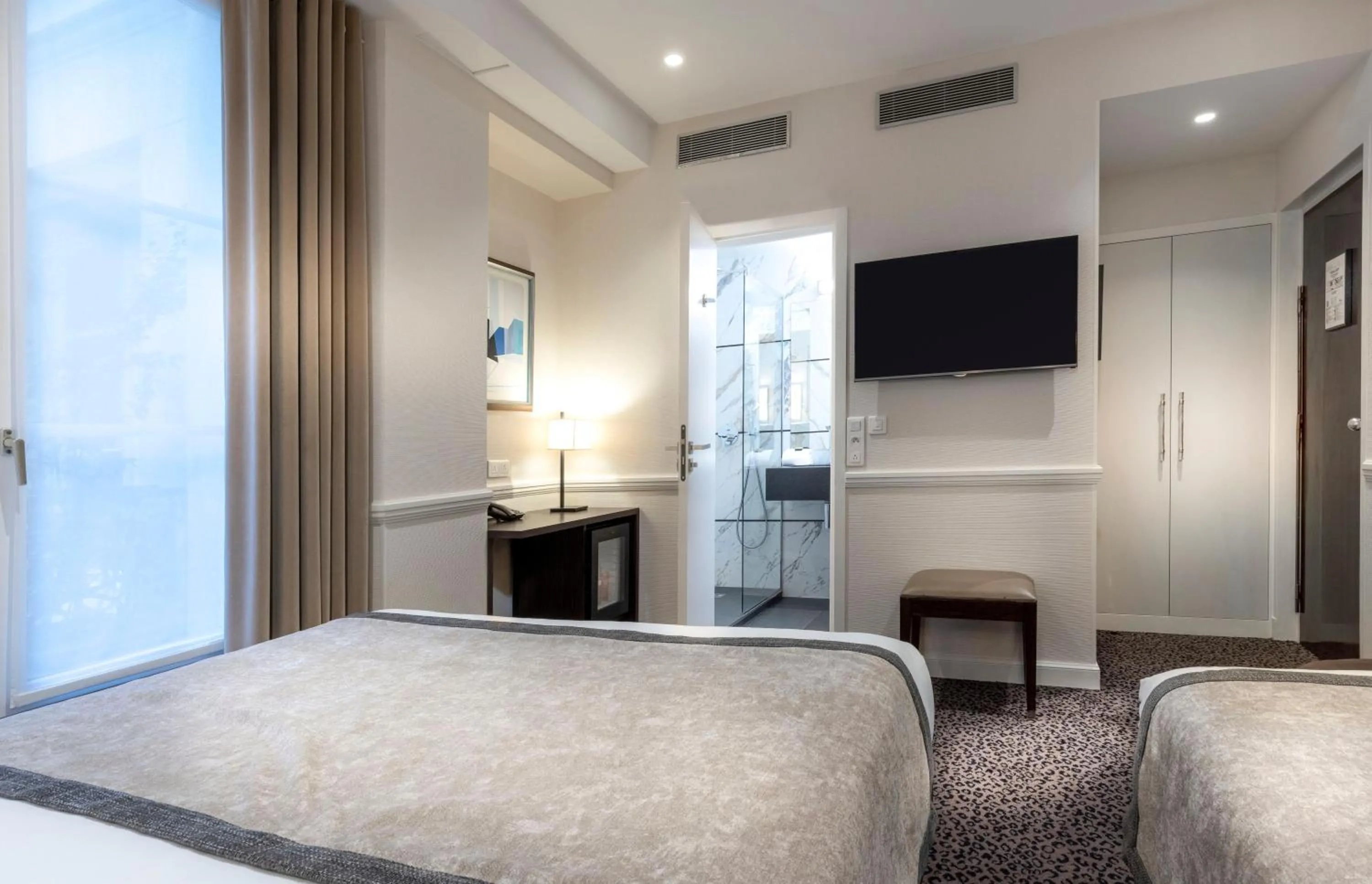 Communal lounge/ TV room, Bed in Elysées Ceramic