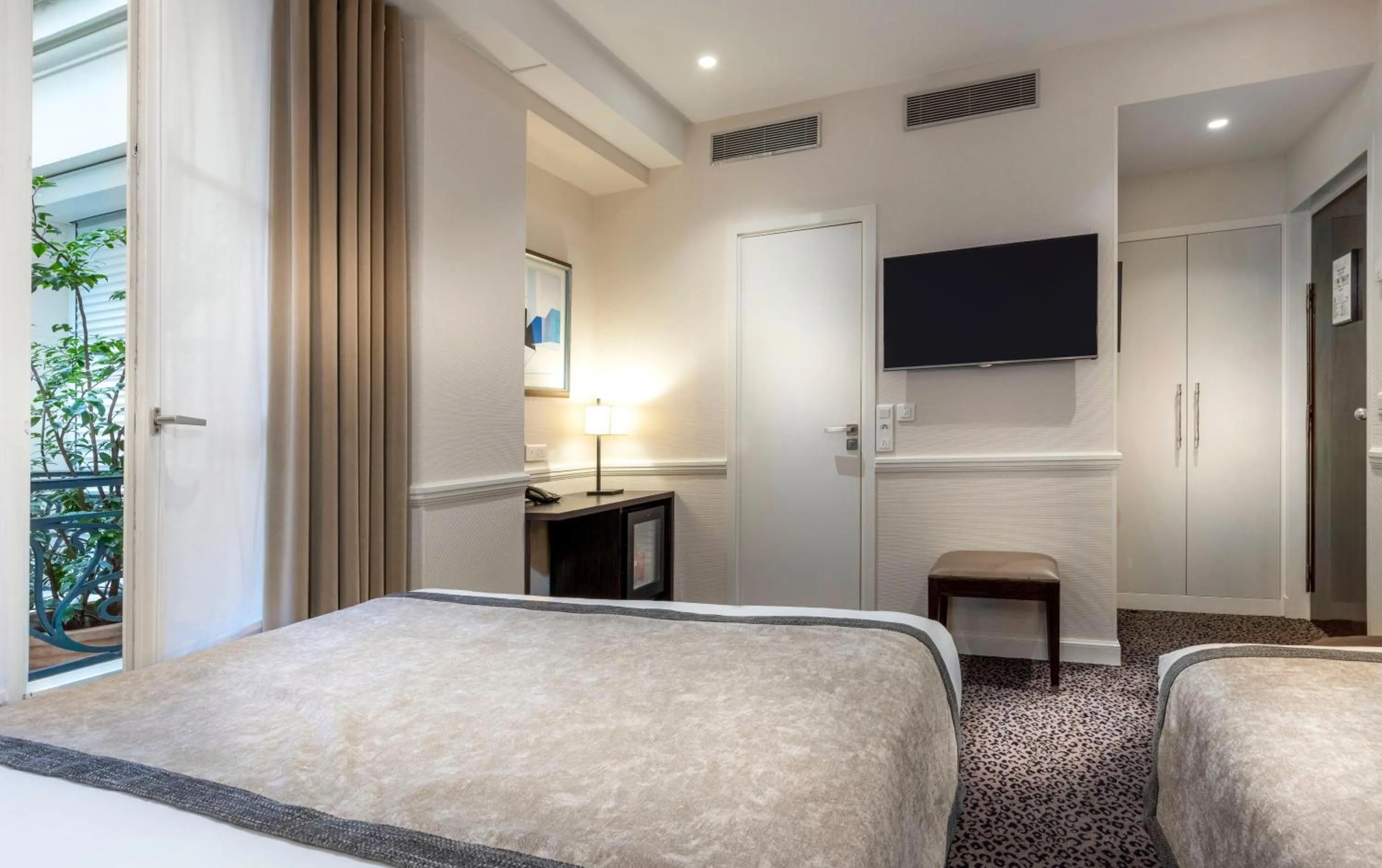 Bed in Elysées Ceramic