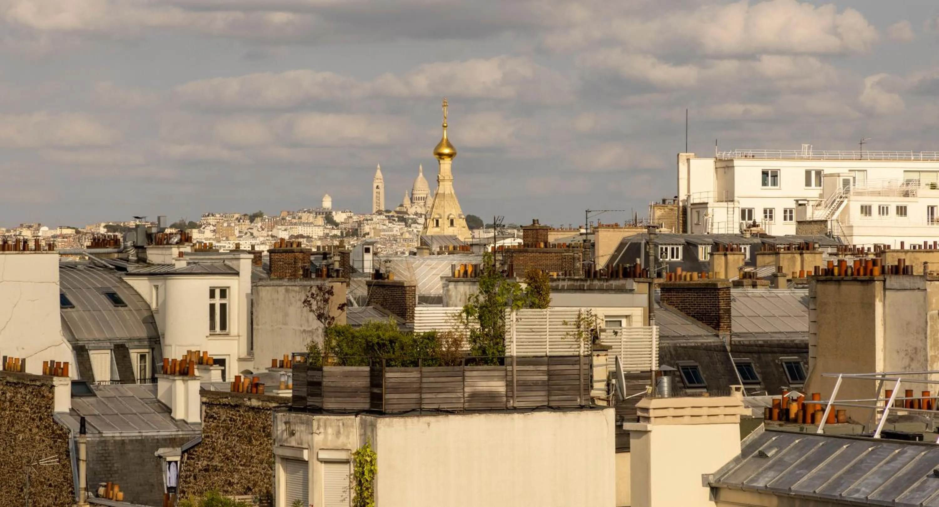 Nearby landmark in Elysées Ceramic