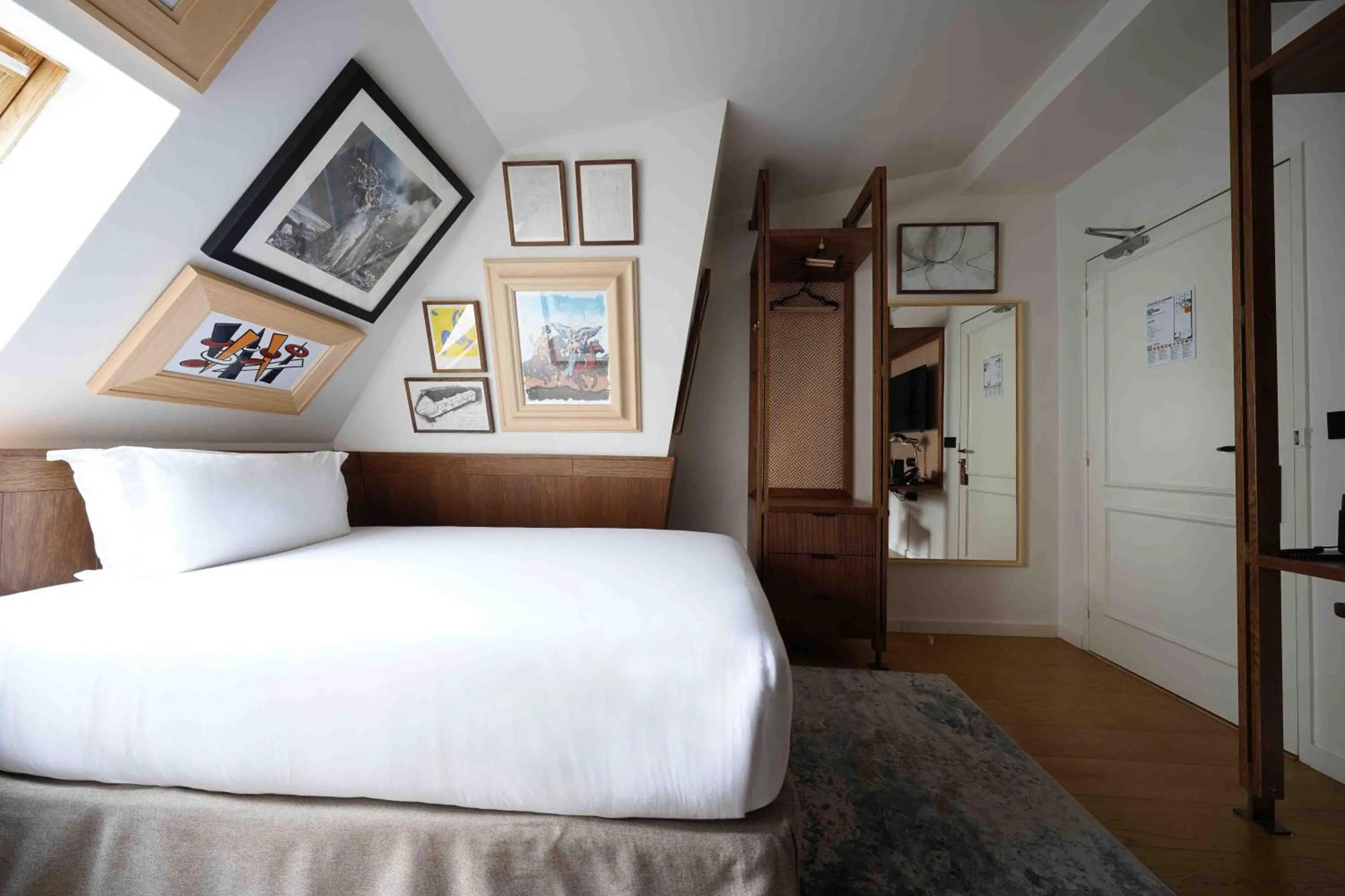 Photo of the whole room, Bed in Hotel Pulitzer Paris