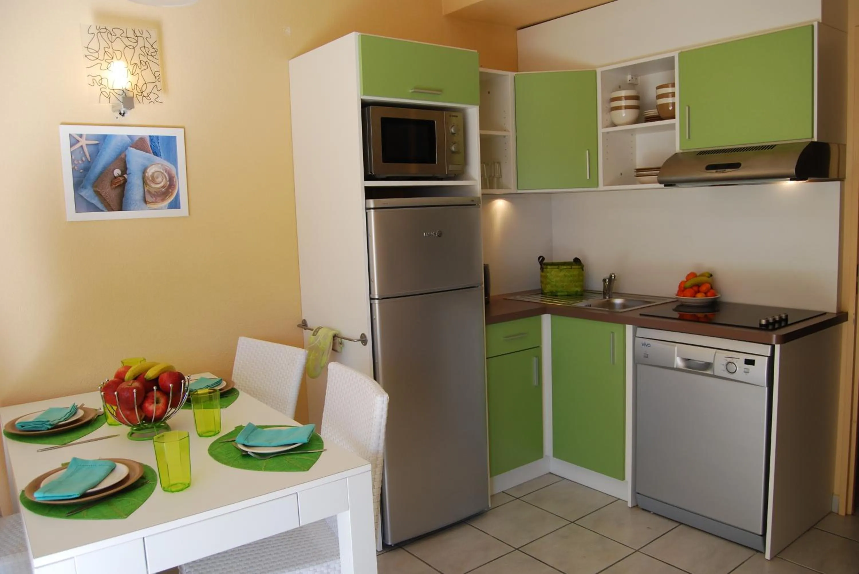 Kitchen or kitchenette in Lagrange Grand Bleu Vacances – Résidence Les Jardins de Neptune