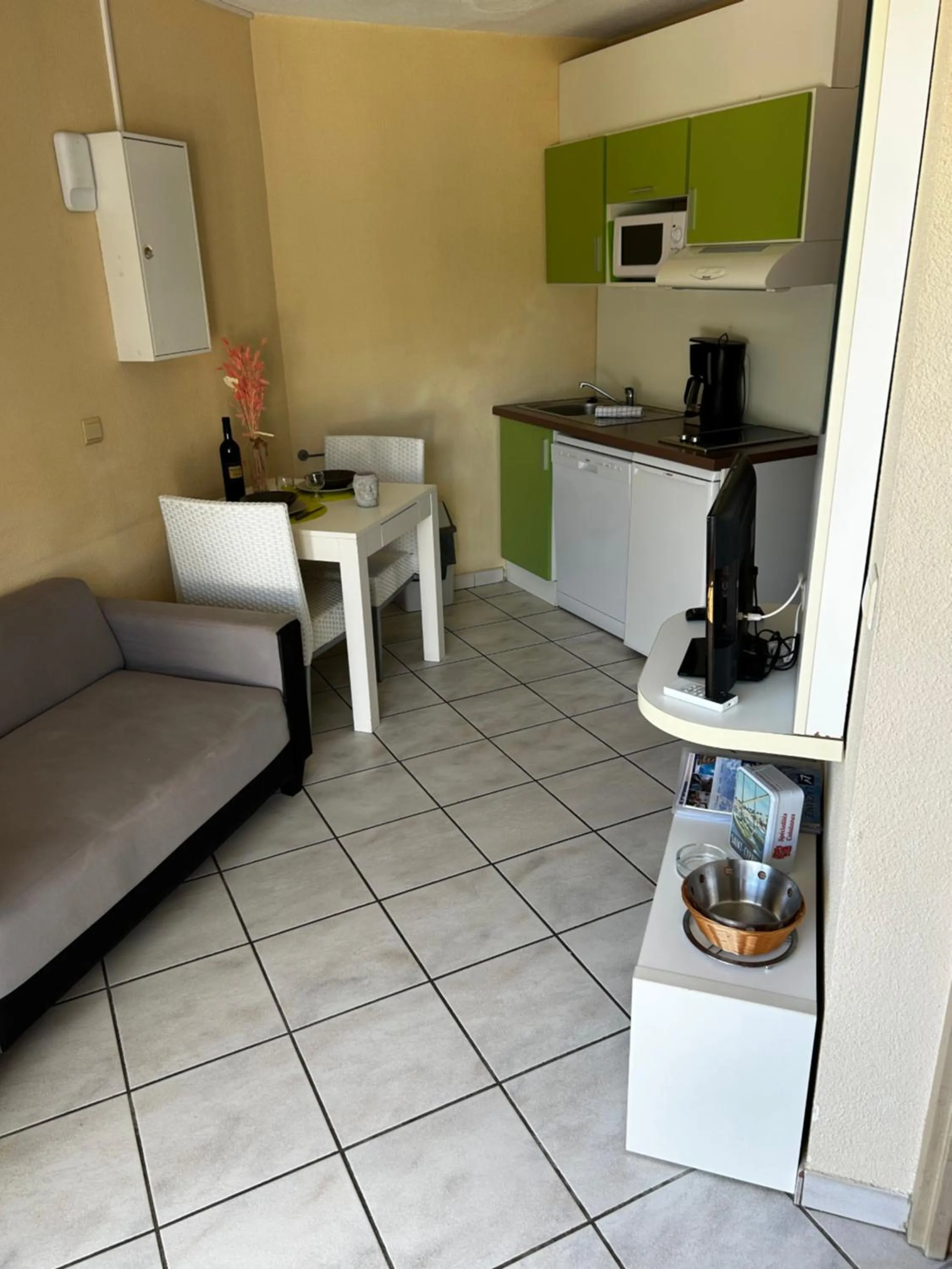 Kitchen or kitchenette in Lagrange Grand Bleu Vacances – Résidence Les Jardins de Neptune