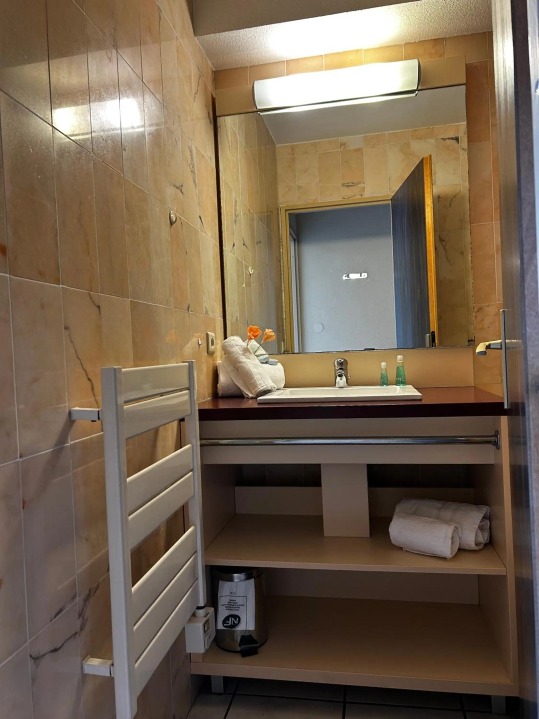 Bathroom, Bed in Lagrange Grand Bleu Vacances – Résidence Les Jardins de Neptune