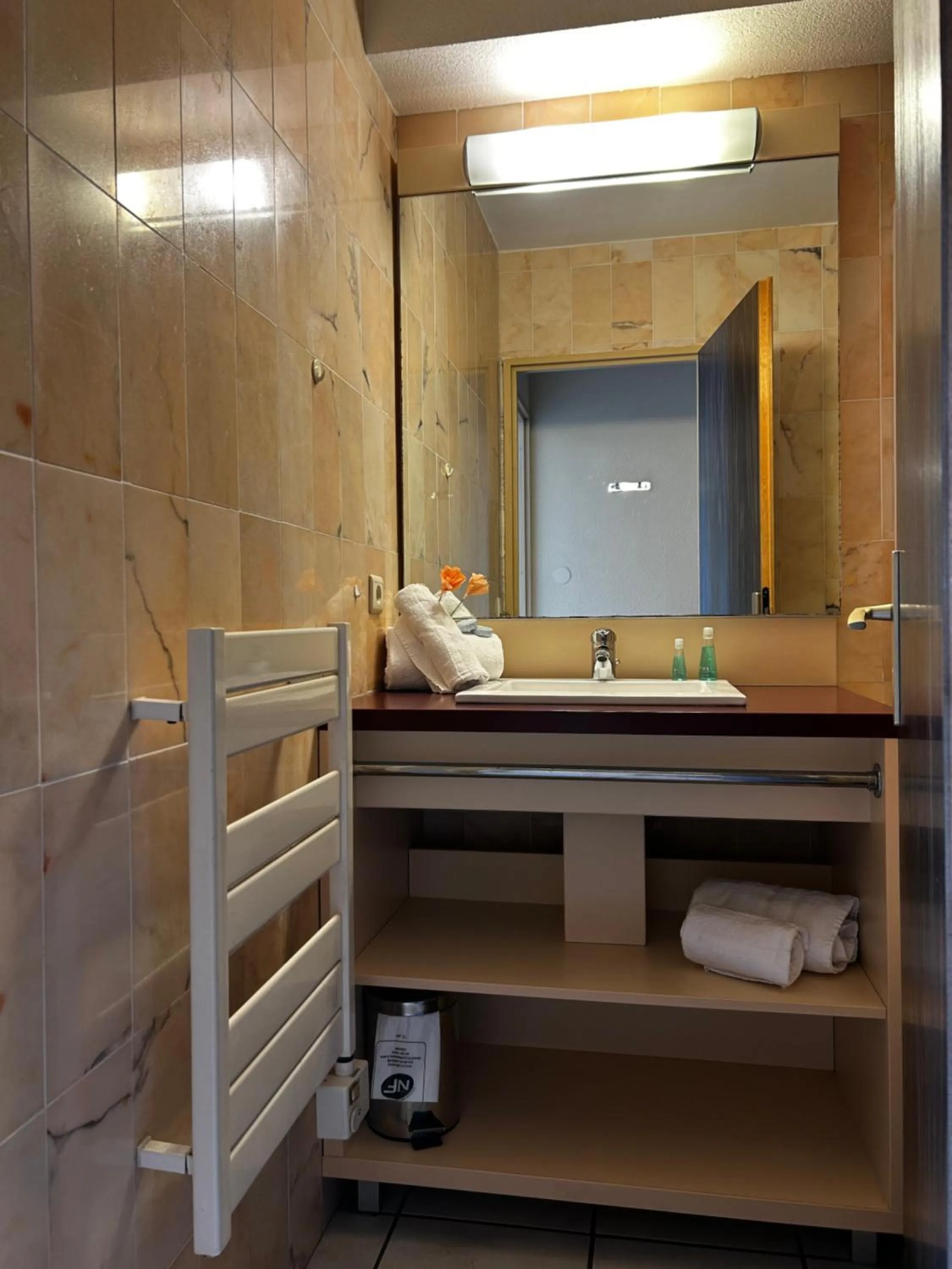 Bathroom, Bed in Lagrange Grand Bleu Vacances – Résidence Les Jardins de Neptune
