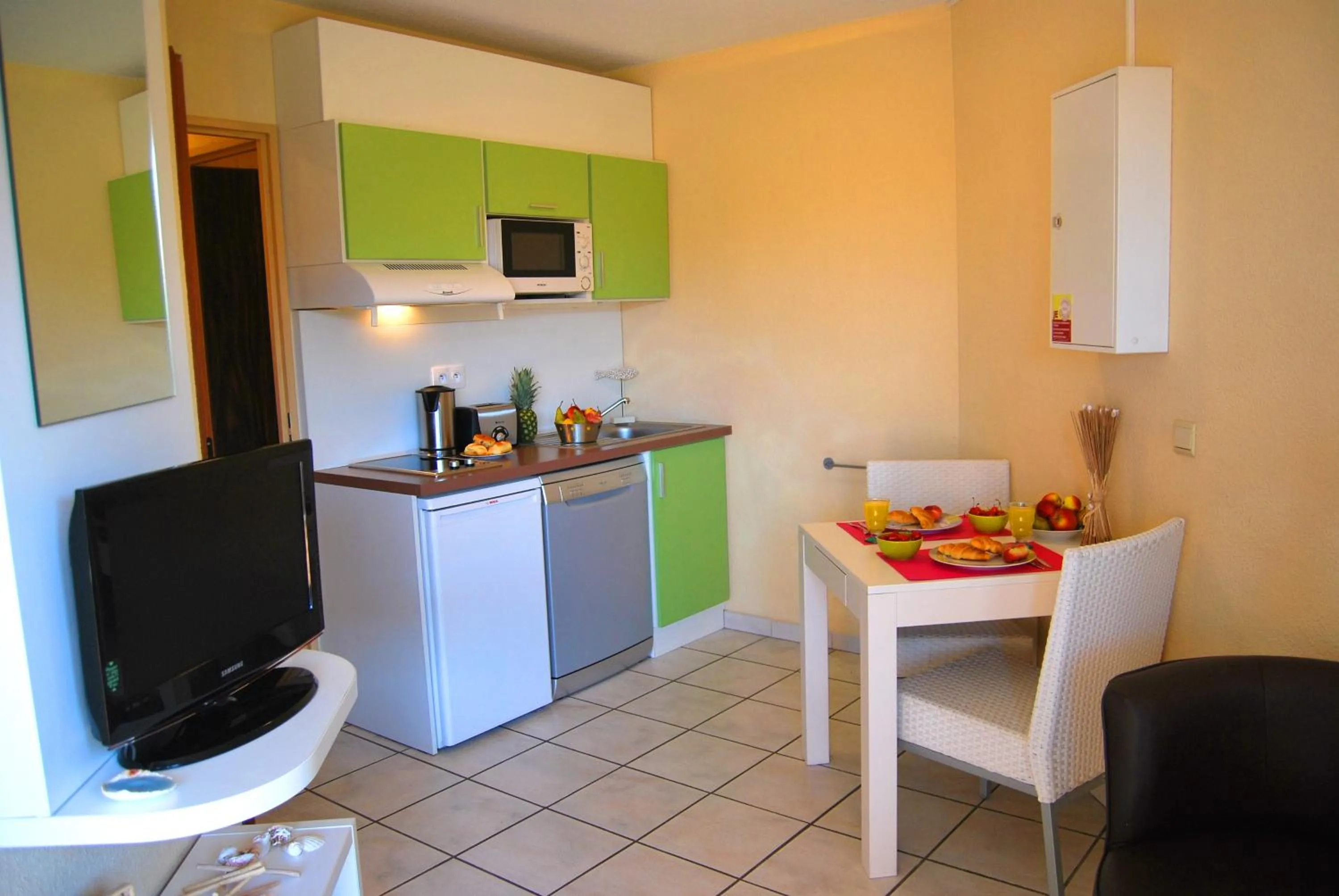 Kitchen or kitchenette in Lagrange Grand Bleu Vacances – Résidence Les Jardins de Neptune