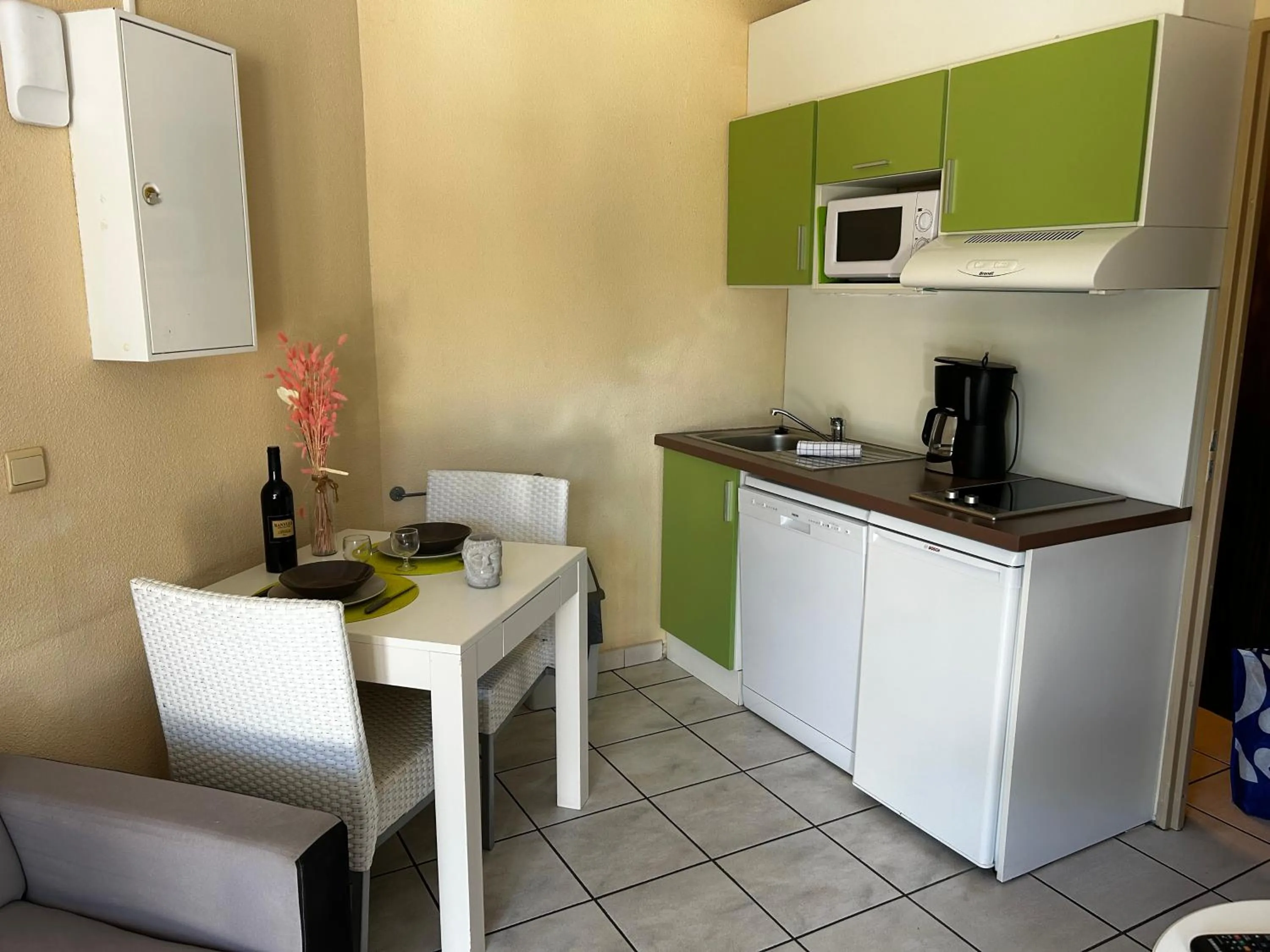 Kitchen or kitchenette in Lagrange Grand Bleu Vacances – Résidence Les Jardins de Neptune