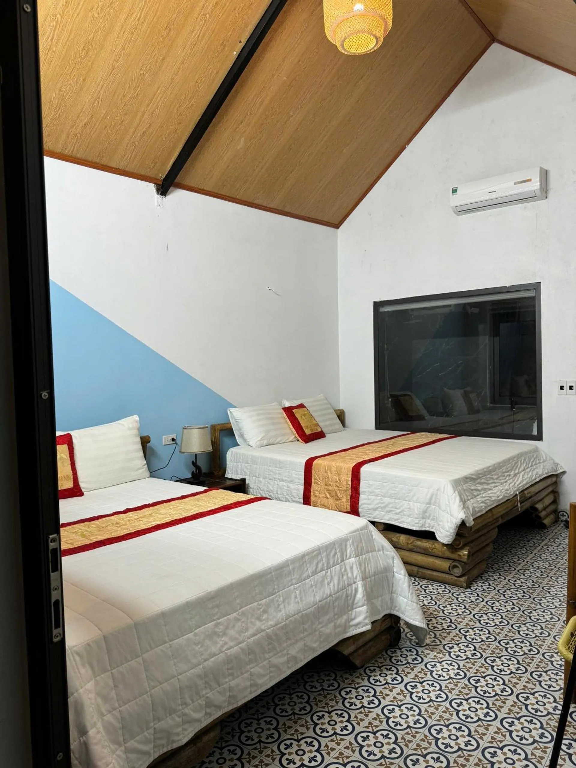 Shower, Bed in Tam Coc Charming Bungalow