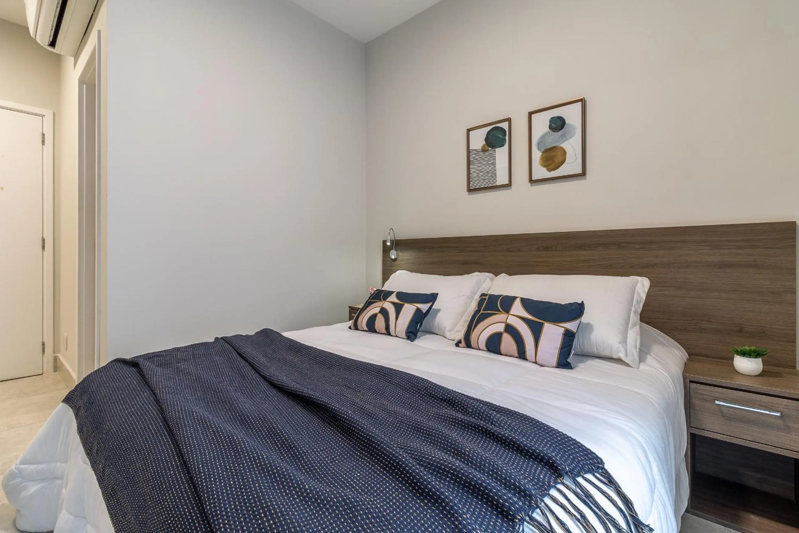 Bedroom, Bed in Jacques Pilon Residence