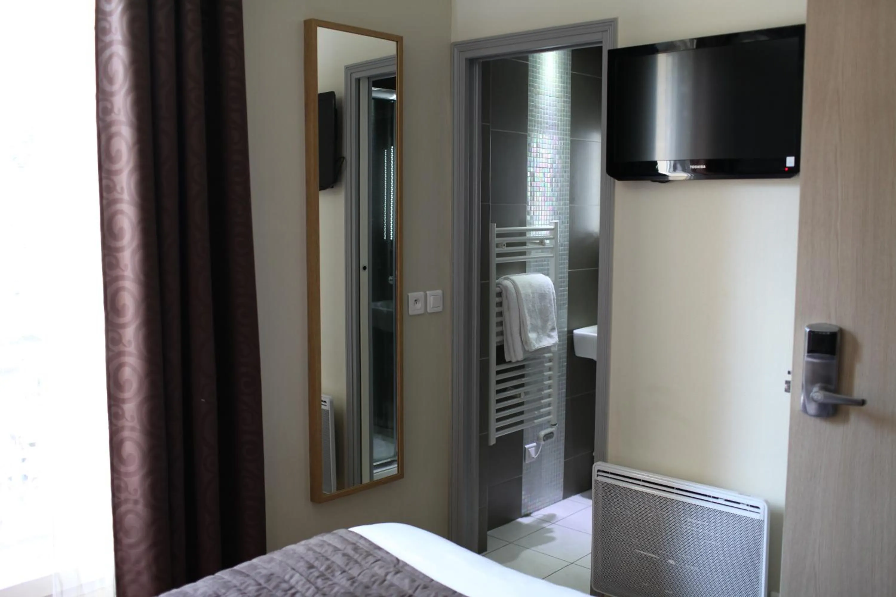 Bedroom, Bed in Hôtel Alane