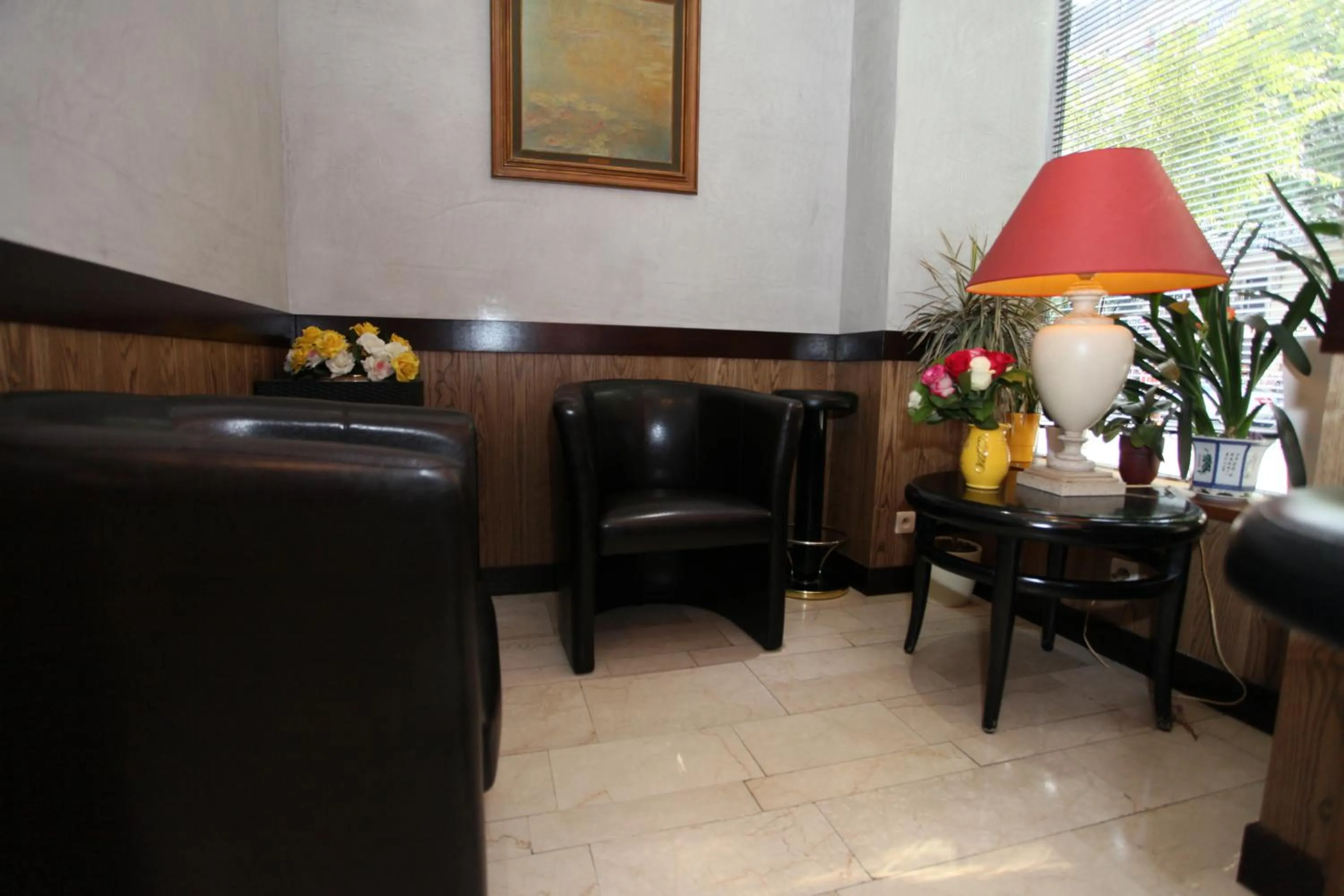 Communal lounge/ TV room in Hôtel Alane