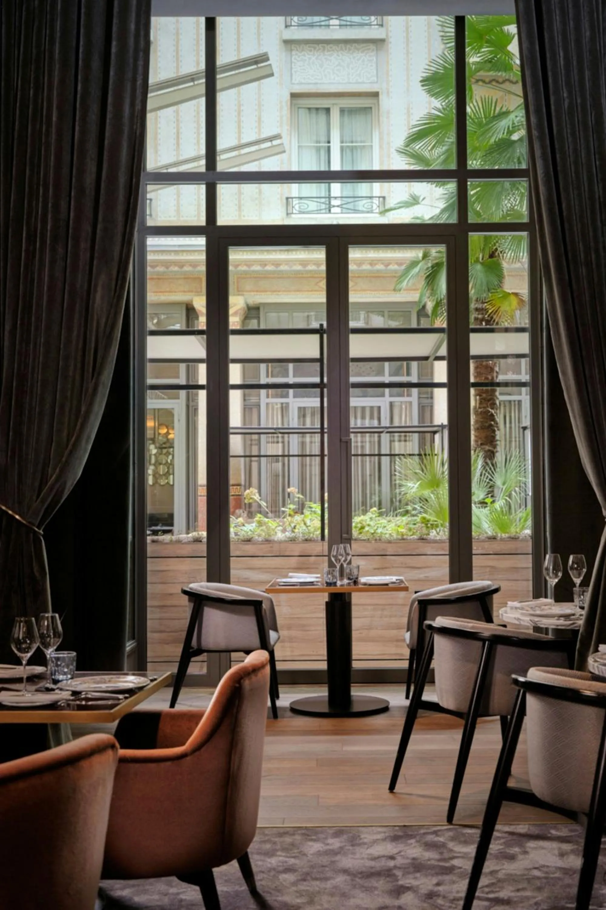 Restaurant/places to eat in Prince de Galles, a Luxury Collection hotel, Paris