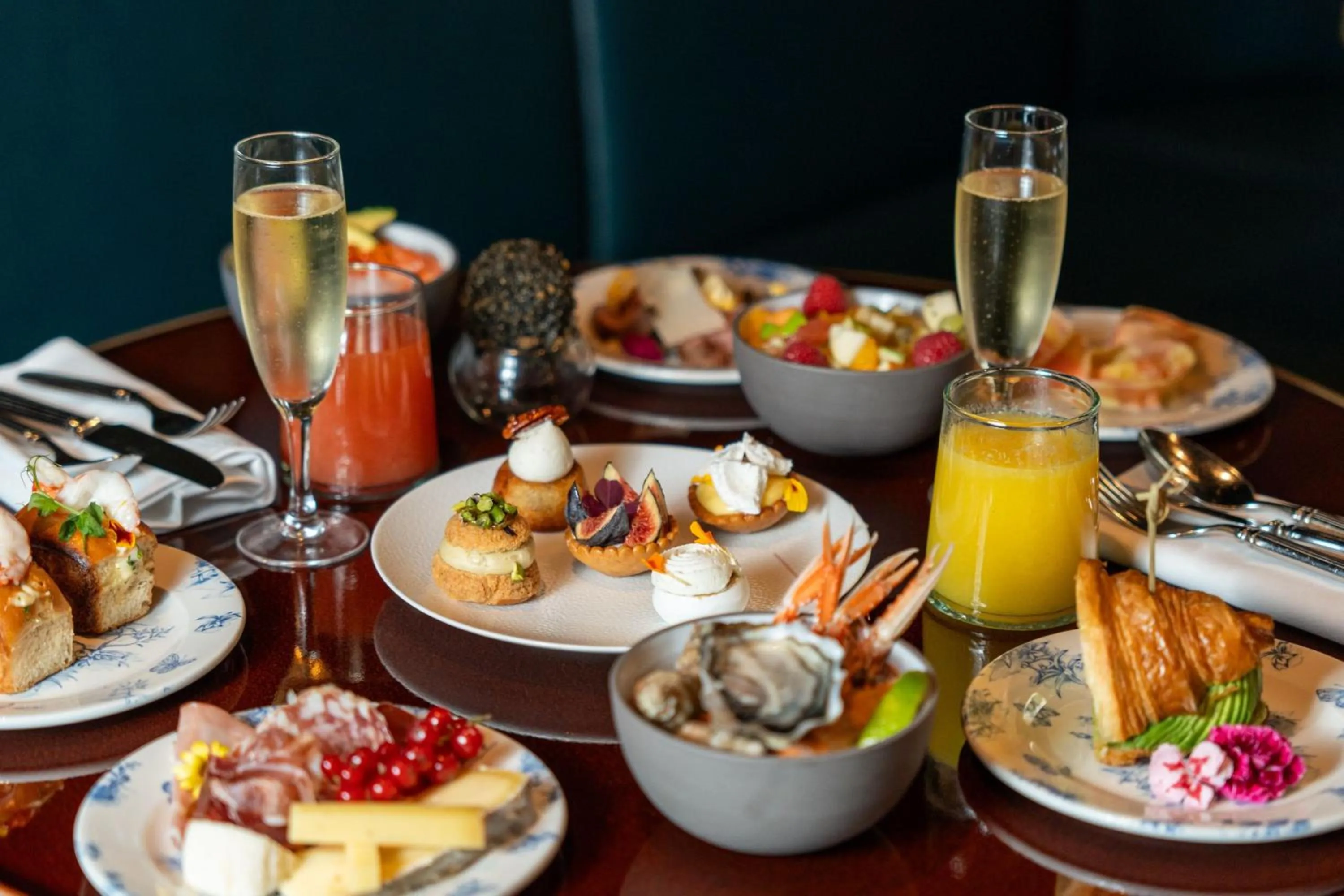 Restaurant/places to eat in Prince de Galles, a Luxury Collection hotel, Paris