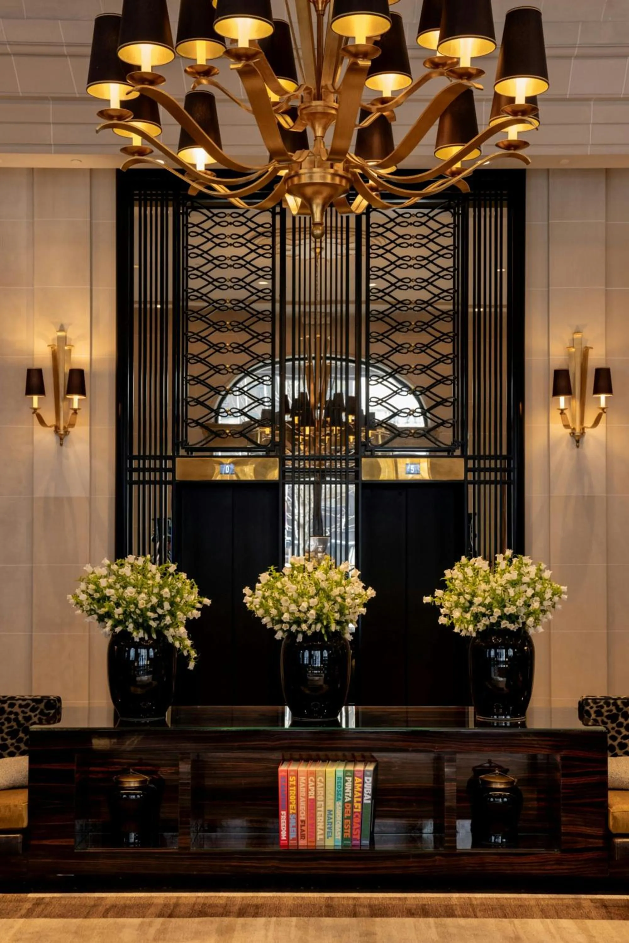 Lobby or reception in Prince de Galles, a Luxury Collection hotel, Paris