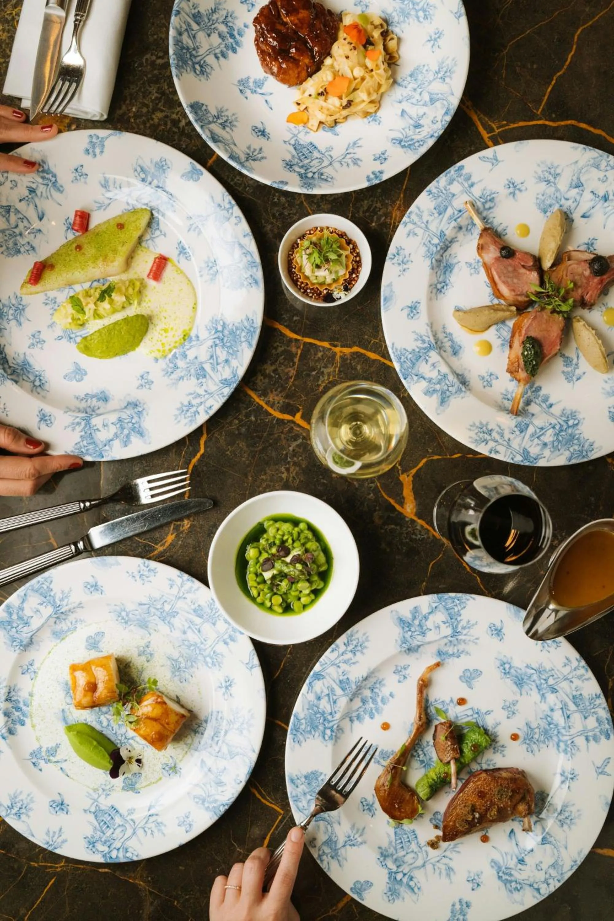 Restaurant/places to eat in Prince de Galles, a Luxury Collection hotel, Paris