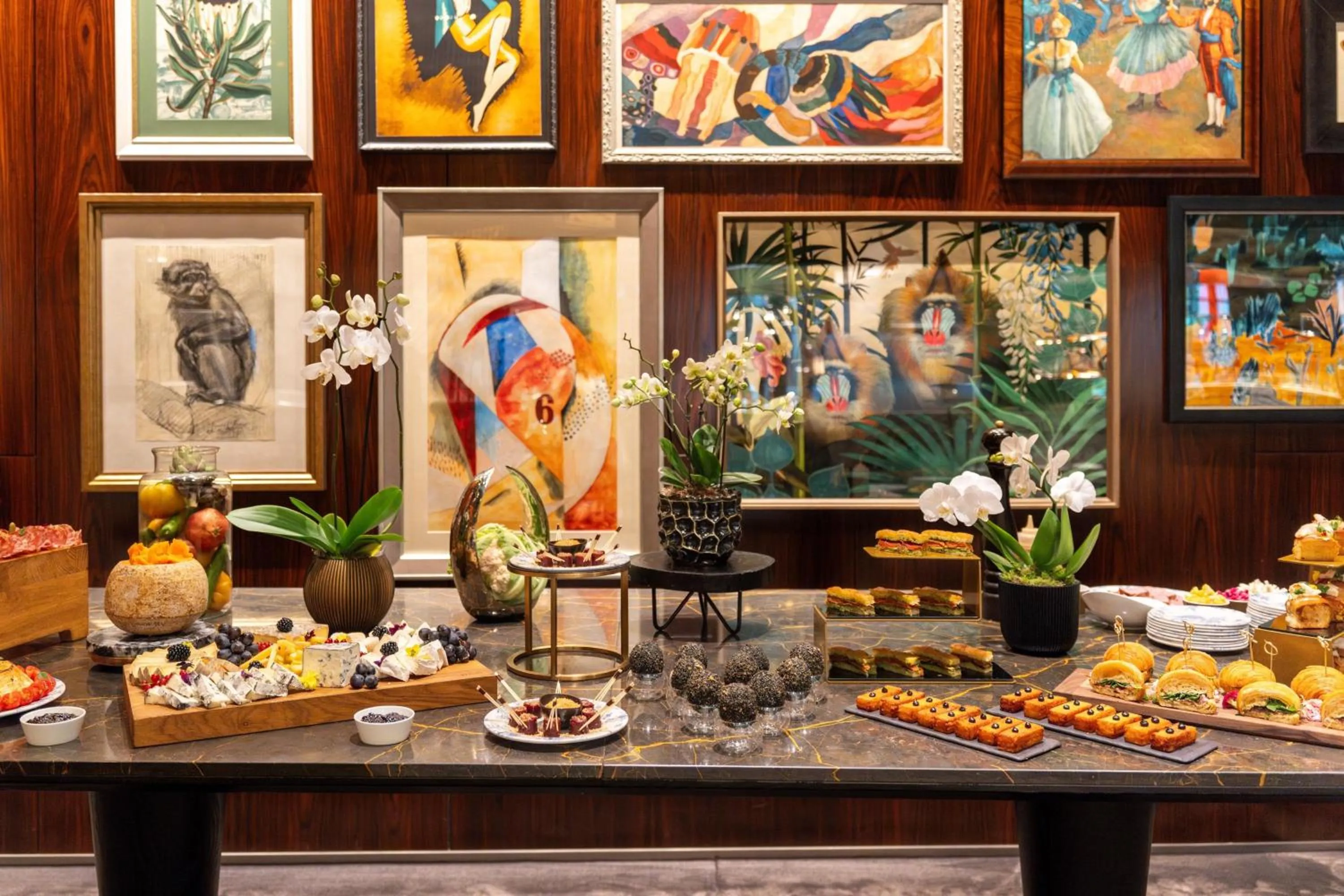 Restaurant/places to eat in Prince de Galles, a Luxury Collection hotel, Paris