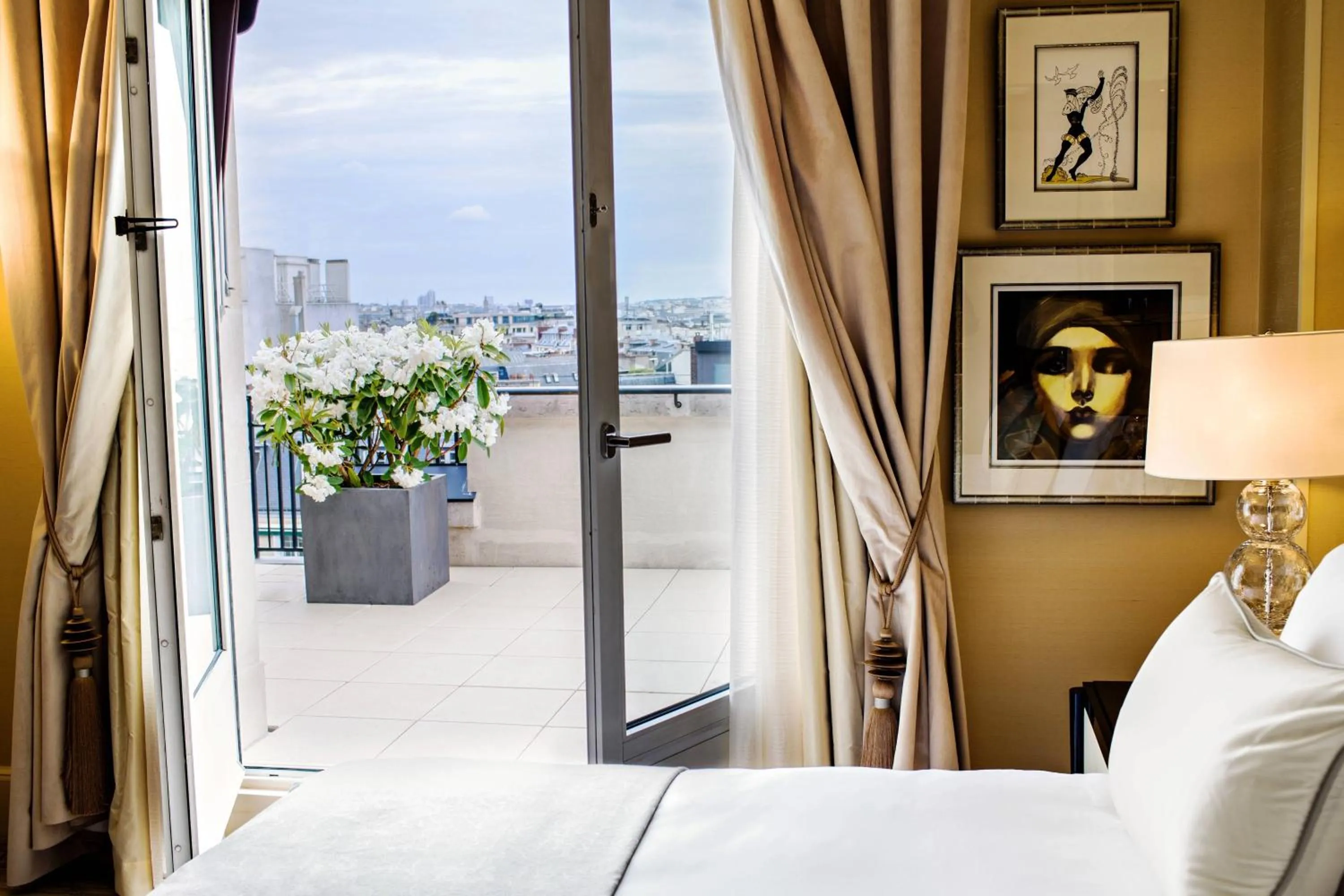 Bedroom, Bed in Prince de Galles, a Luxury Collection hotel, Paris