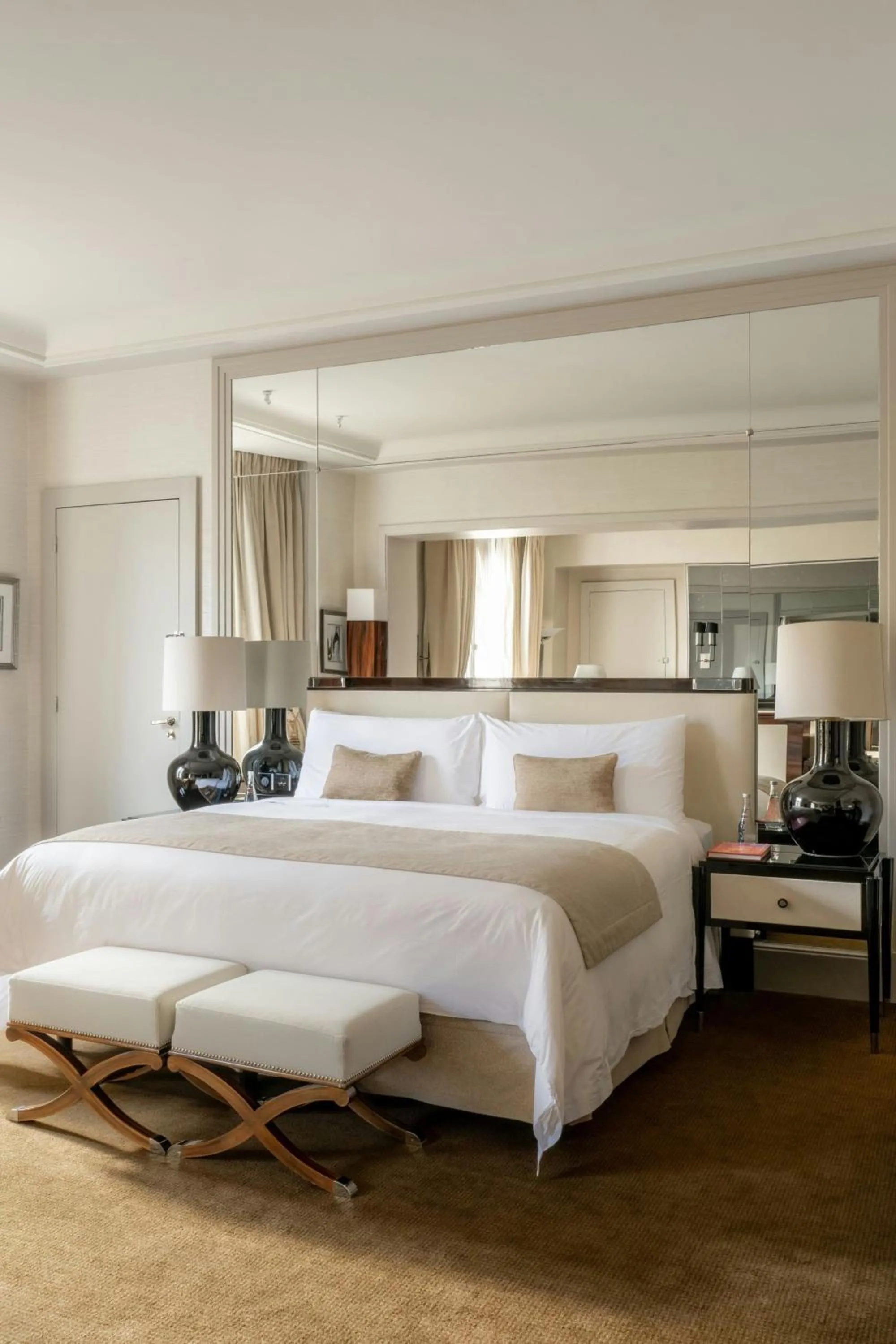 Photo of the whole room, Bed in Prince de Galles, a Luxury Collection hotel, Paris