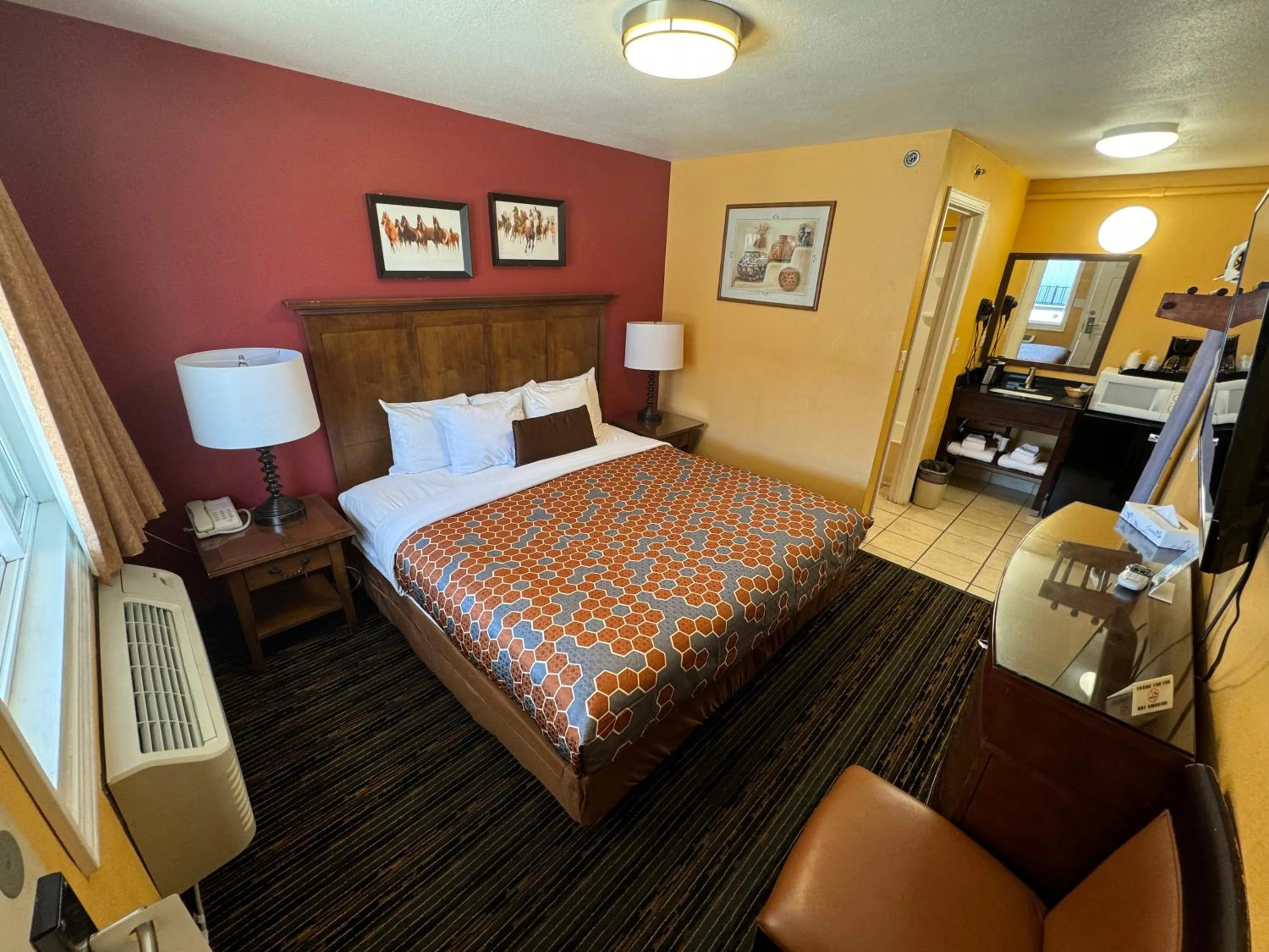 Bedroom, Bed in The Royal Victorian Motel