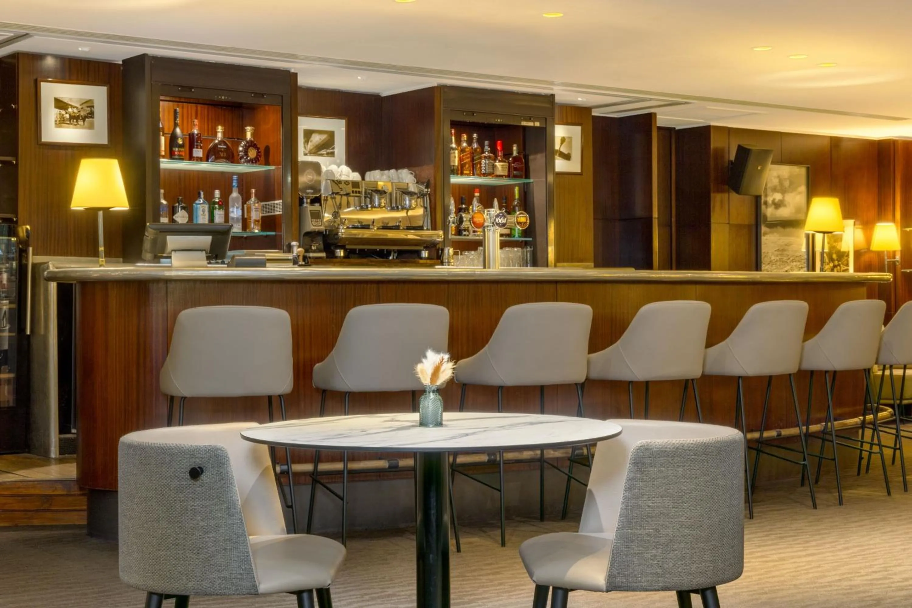 Lounge or bar in Sheraton Paris Charles de Gaulle Airport Hotel