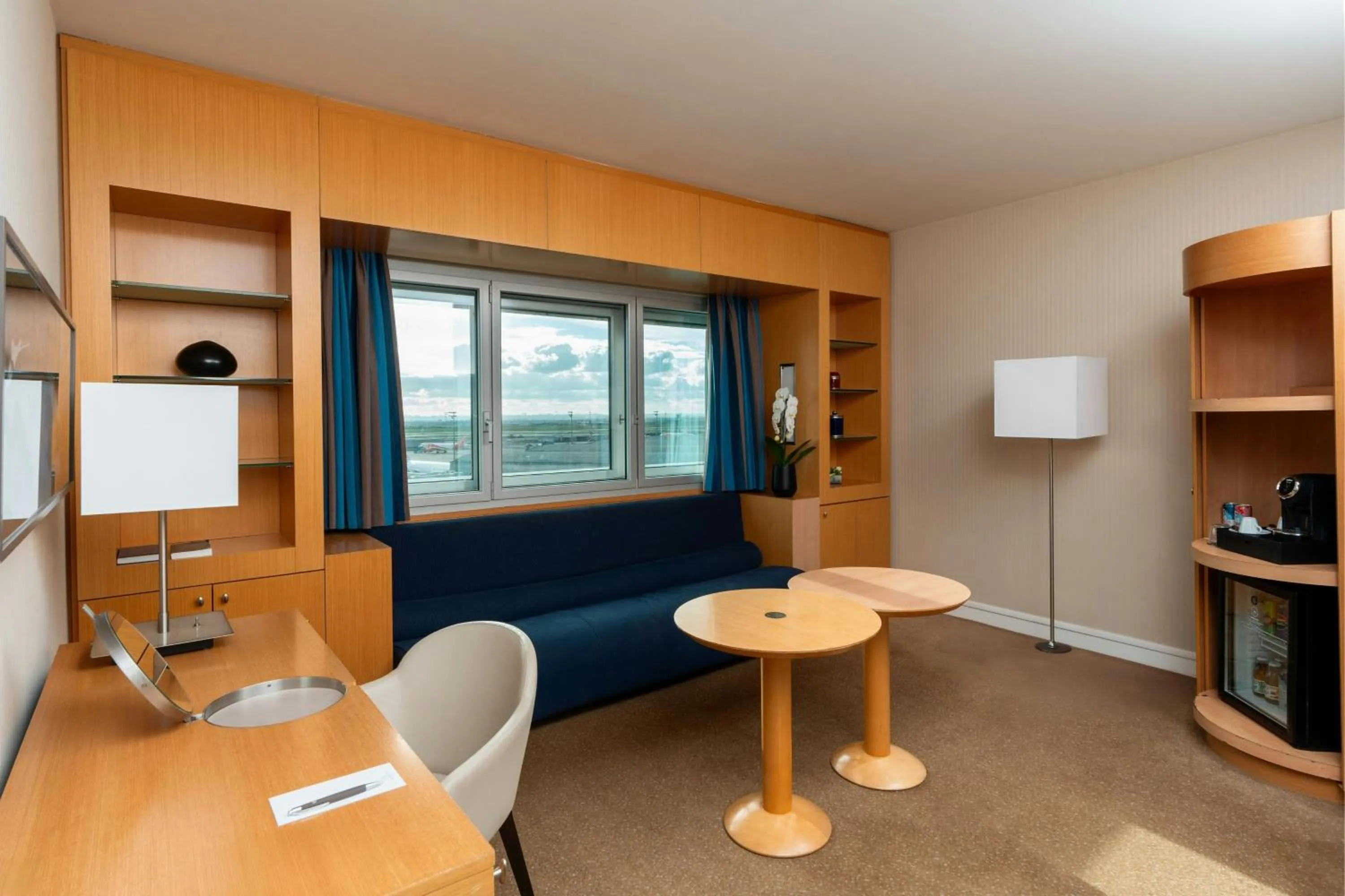 Living room in Sheraton Paris Charles de Gaulle Airport Hotel