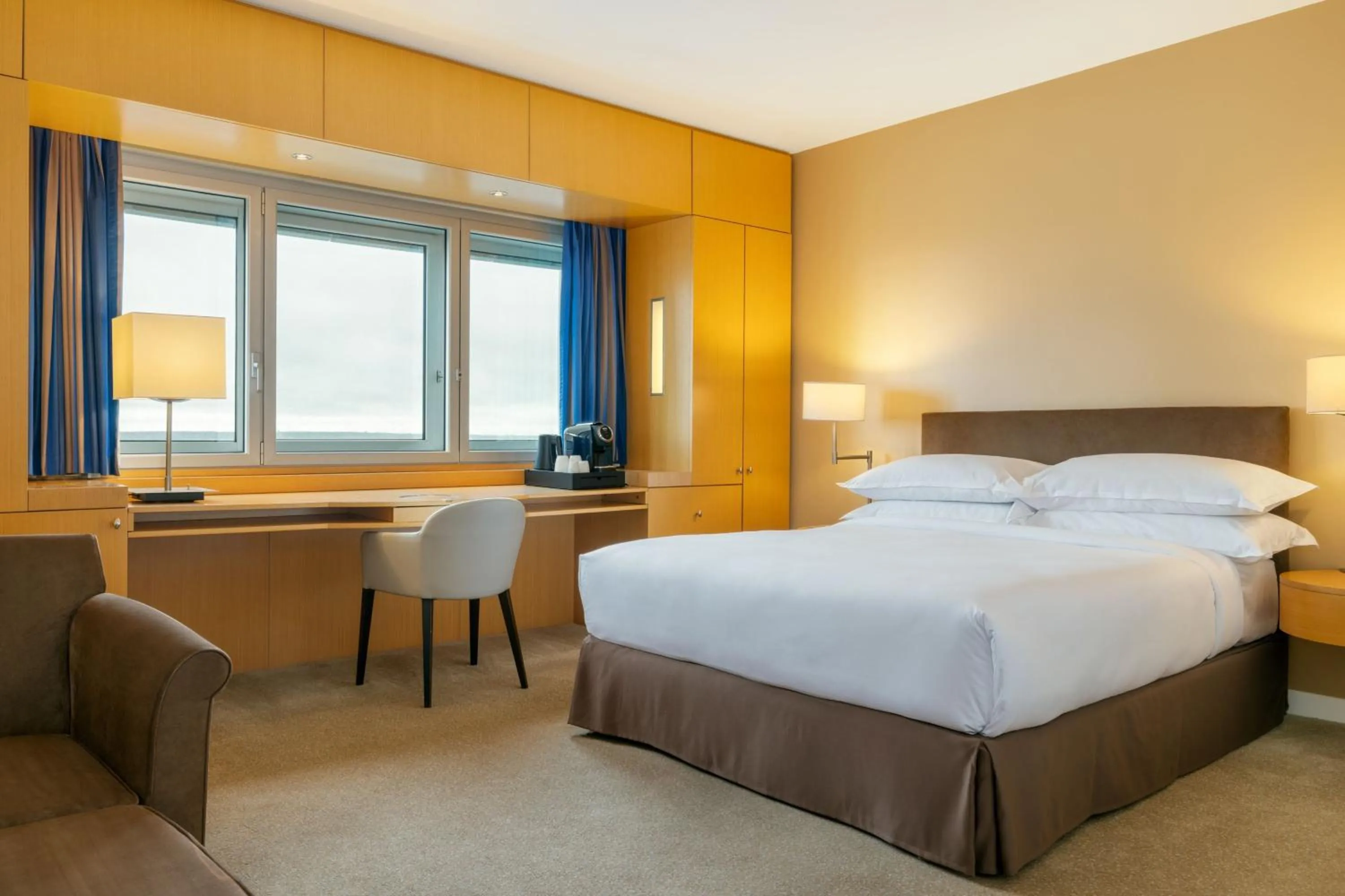 Photo of the whole room, Bed in Sheraton Paris Charles de Gaulle Airport Hotel