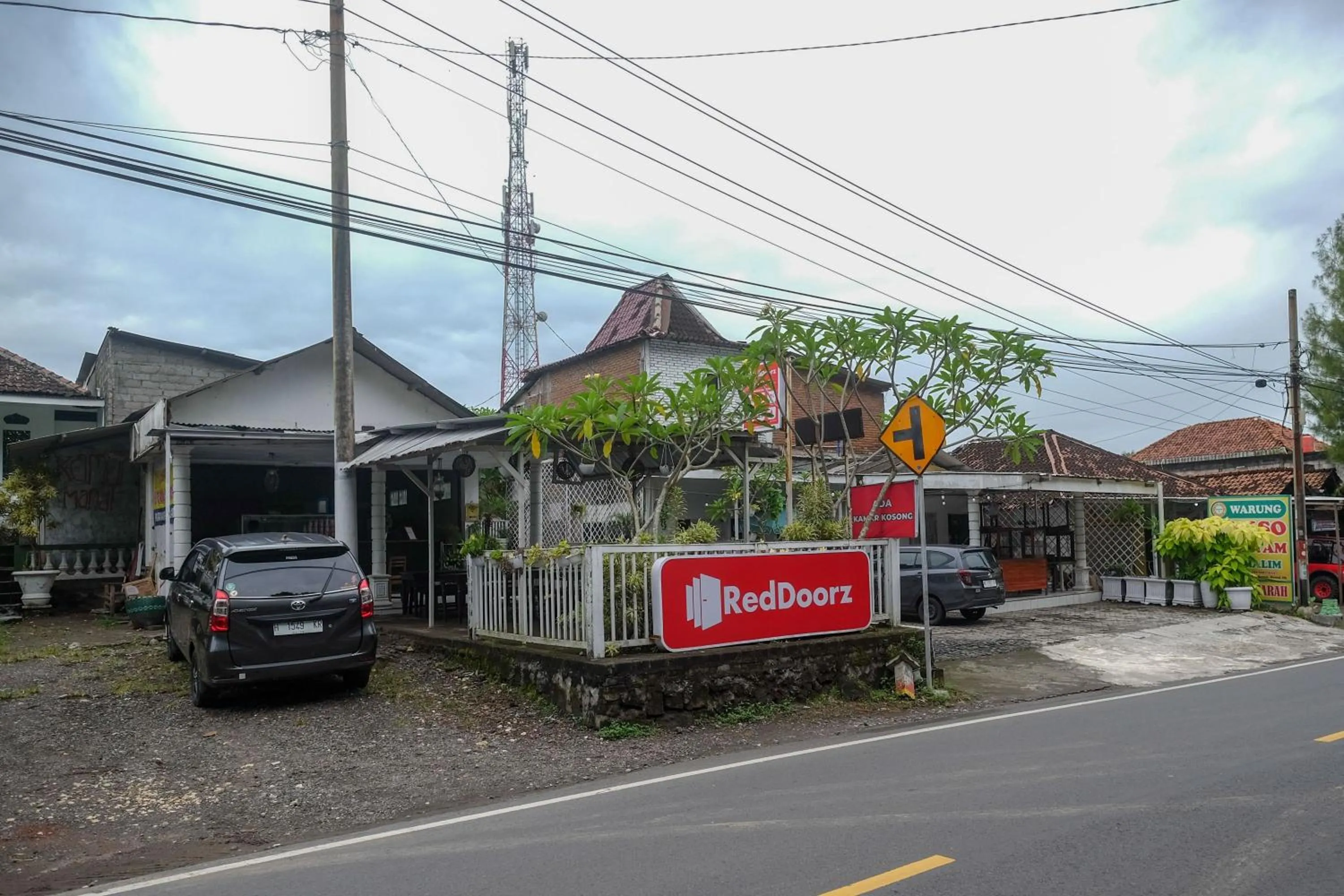 Property building in RedDoorz at Paris Ocean