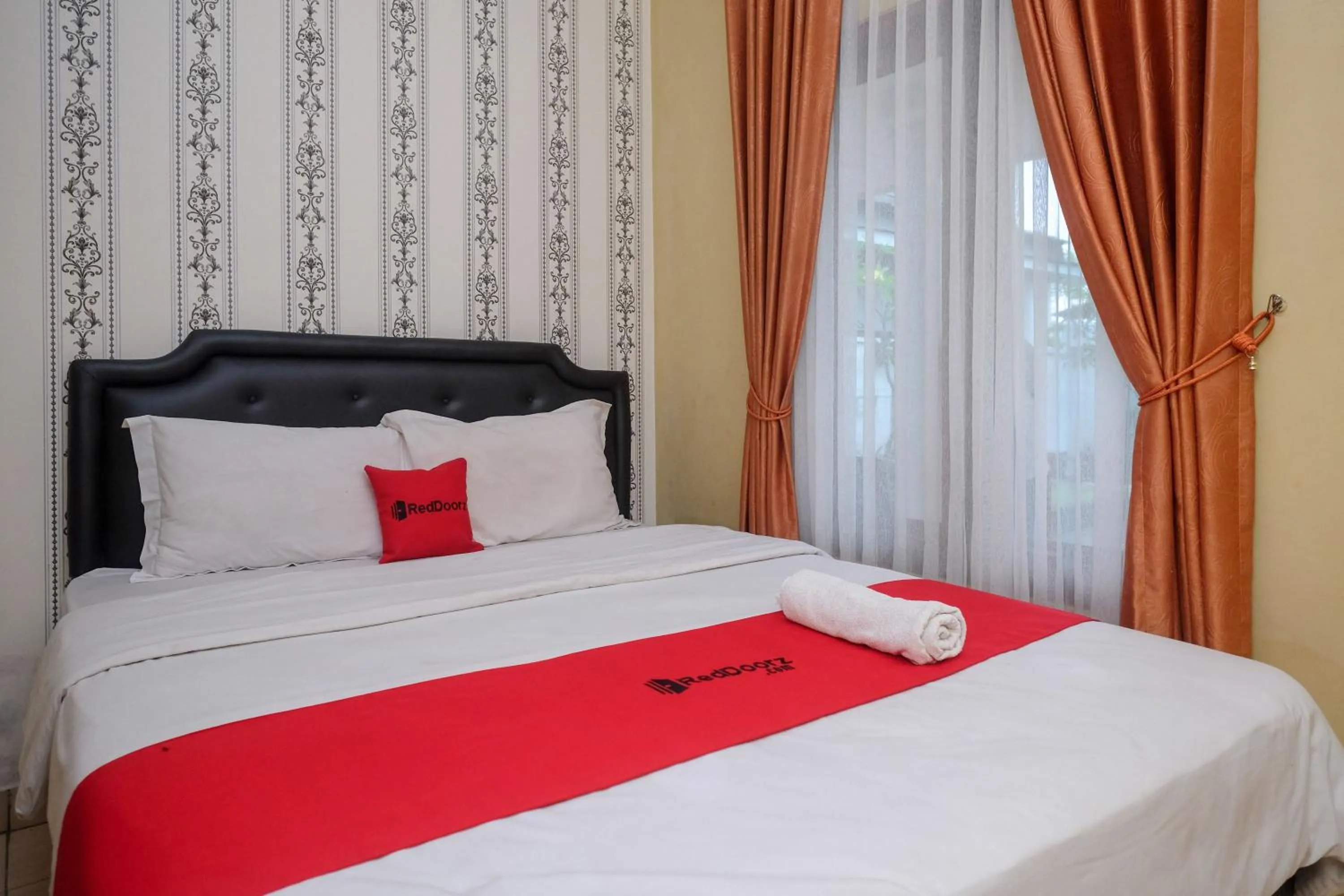 Bedroom, Bed in RedDoorz at Paris Ocean