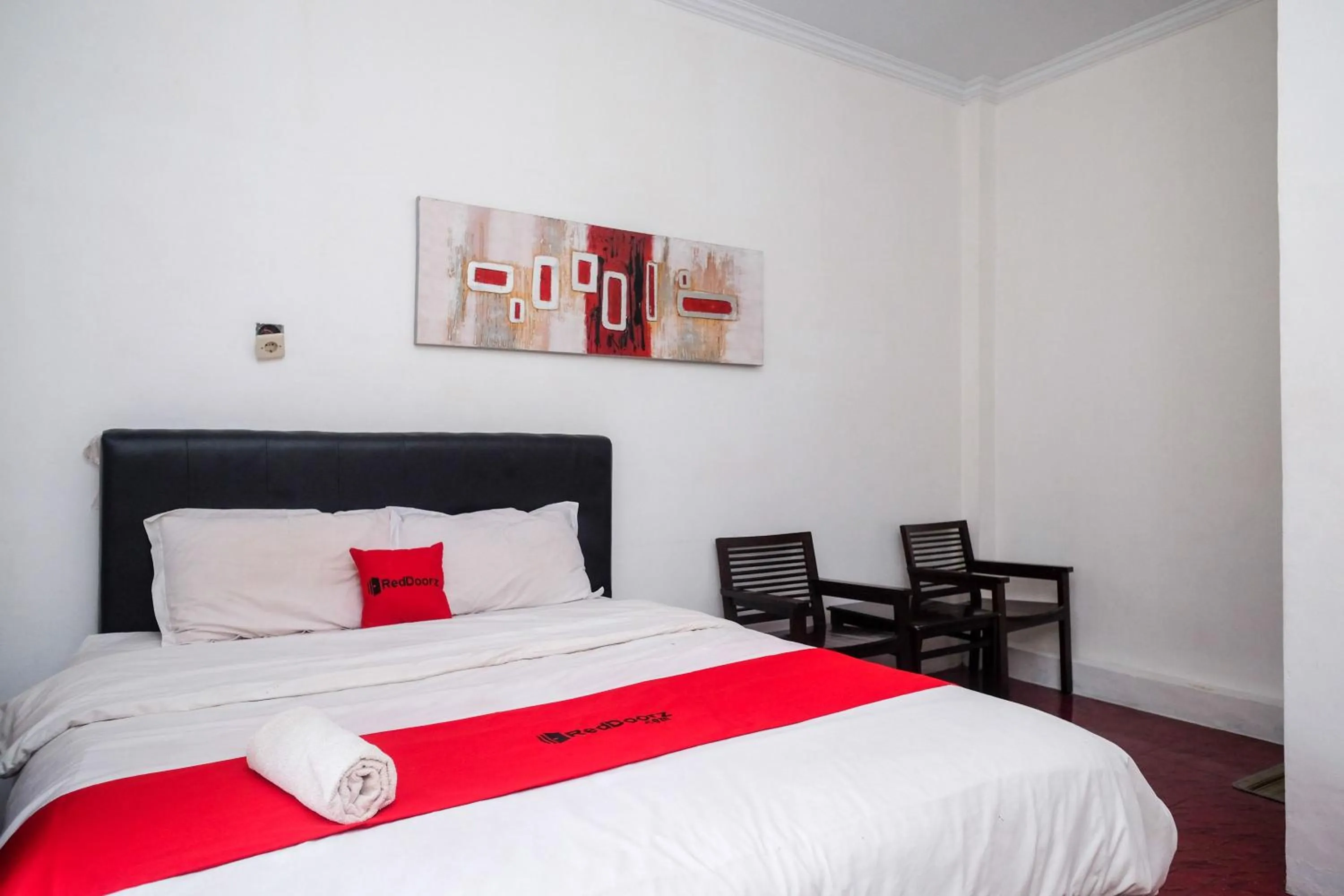 Bedroom, Bed in RedDoorz at Paris Ocean