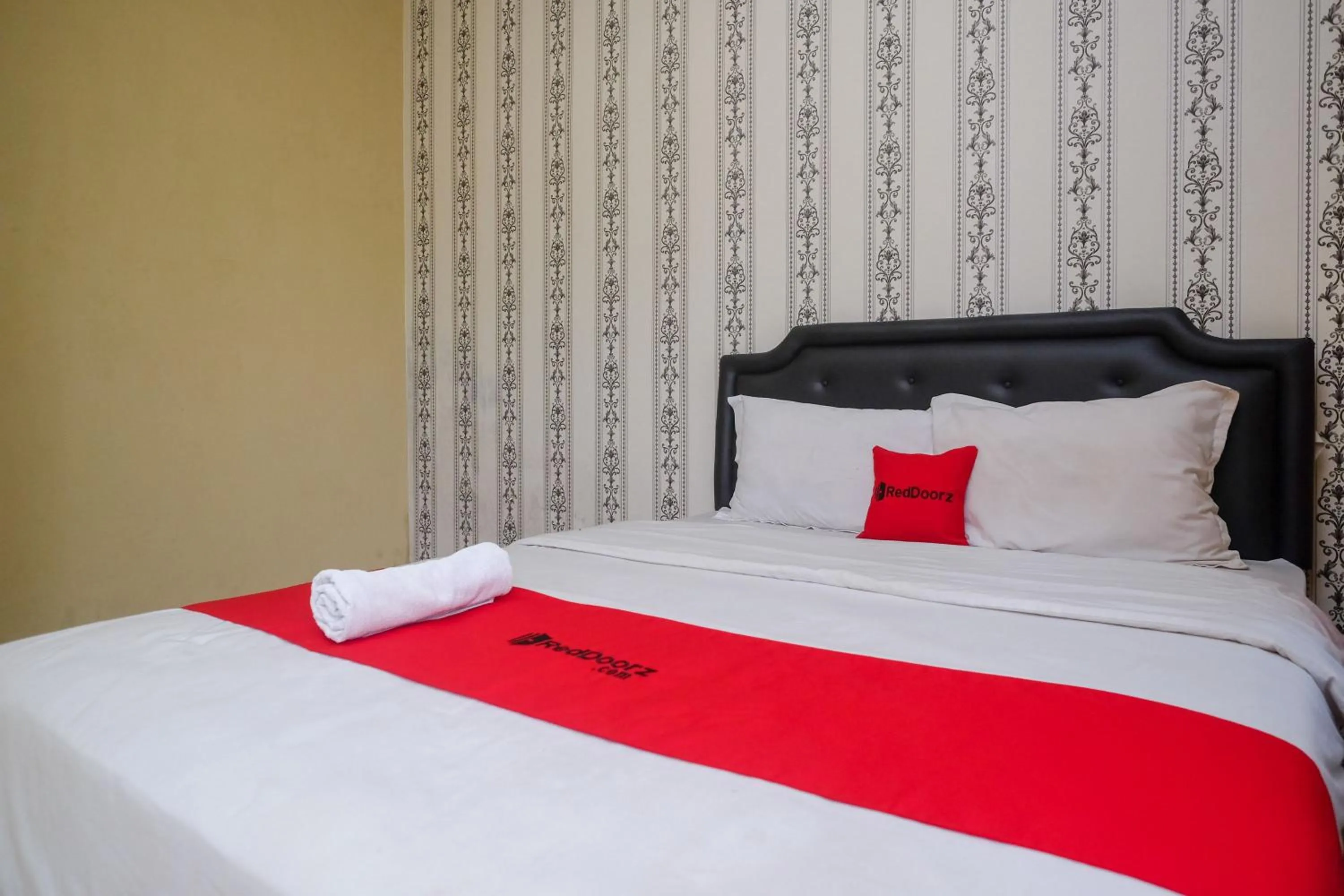 Bedroom, Bed in RedDoorz at Paris Ocean